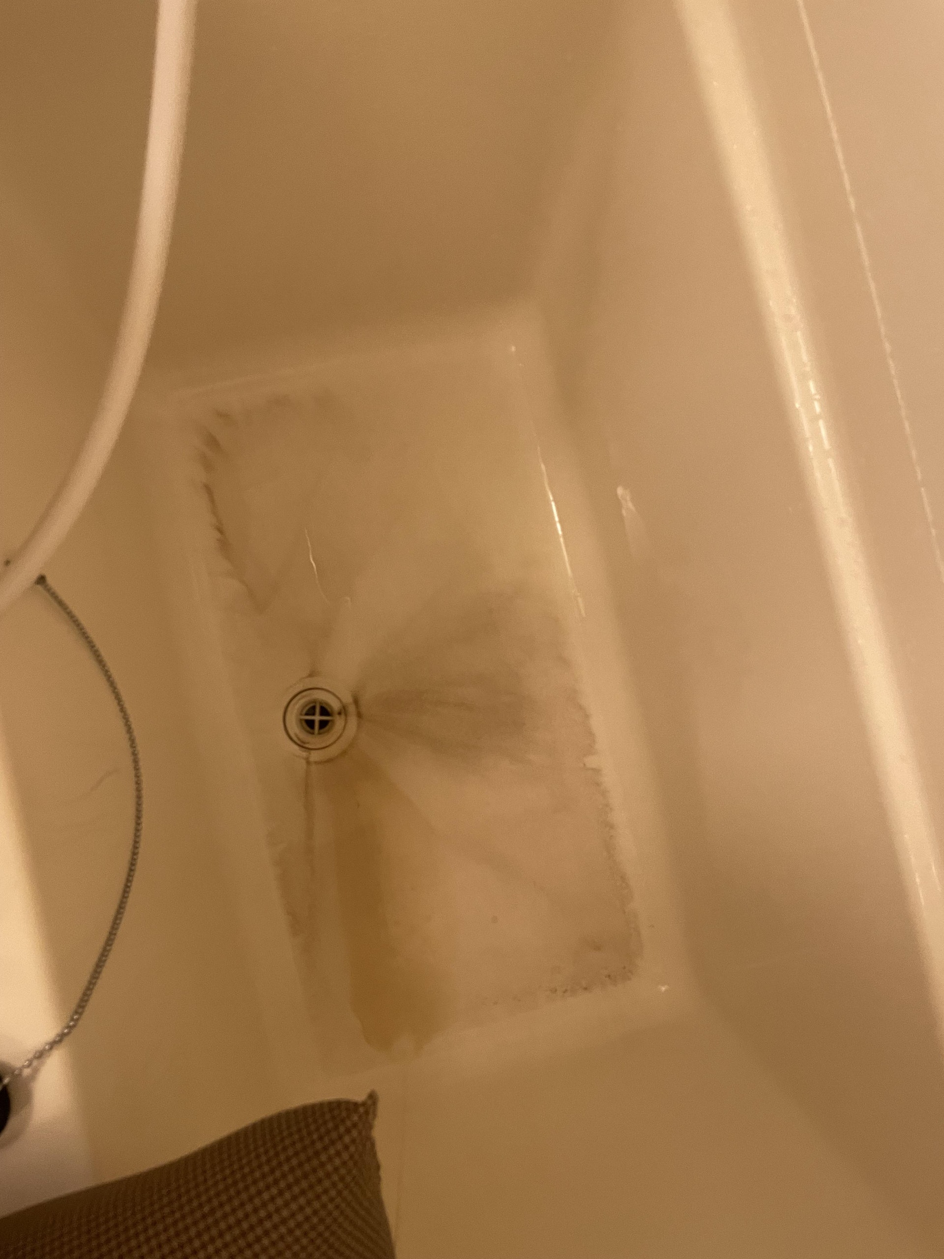 浴缸底部有不少不明黑色物質 (圖片來源:5Ch討論區) 浴缸底部有不少不明黑色物質 (圖片來源:5Ch討論區)
