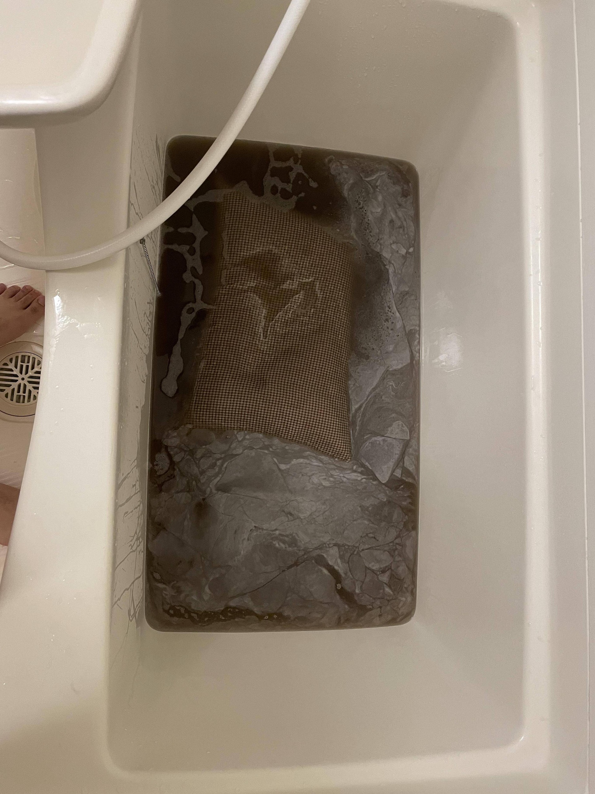 黑色液體與漂浮物 (圖片來源:5Ch討論區) 黑色液體與漂浮物 (圖片來源:5Ch討論區)