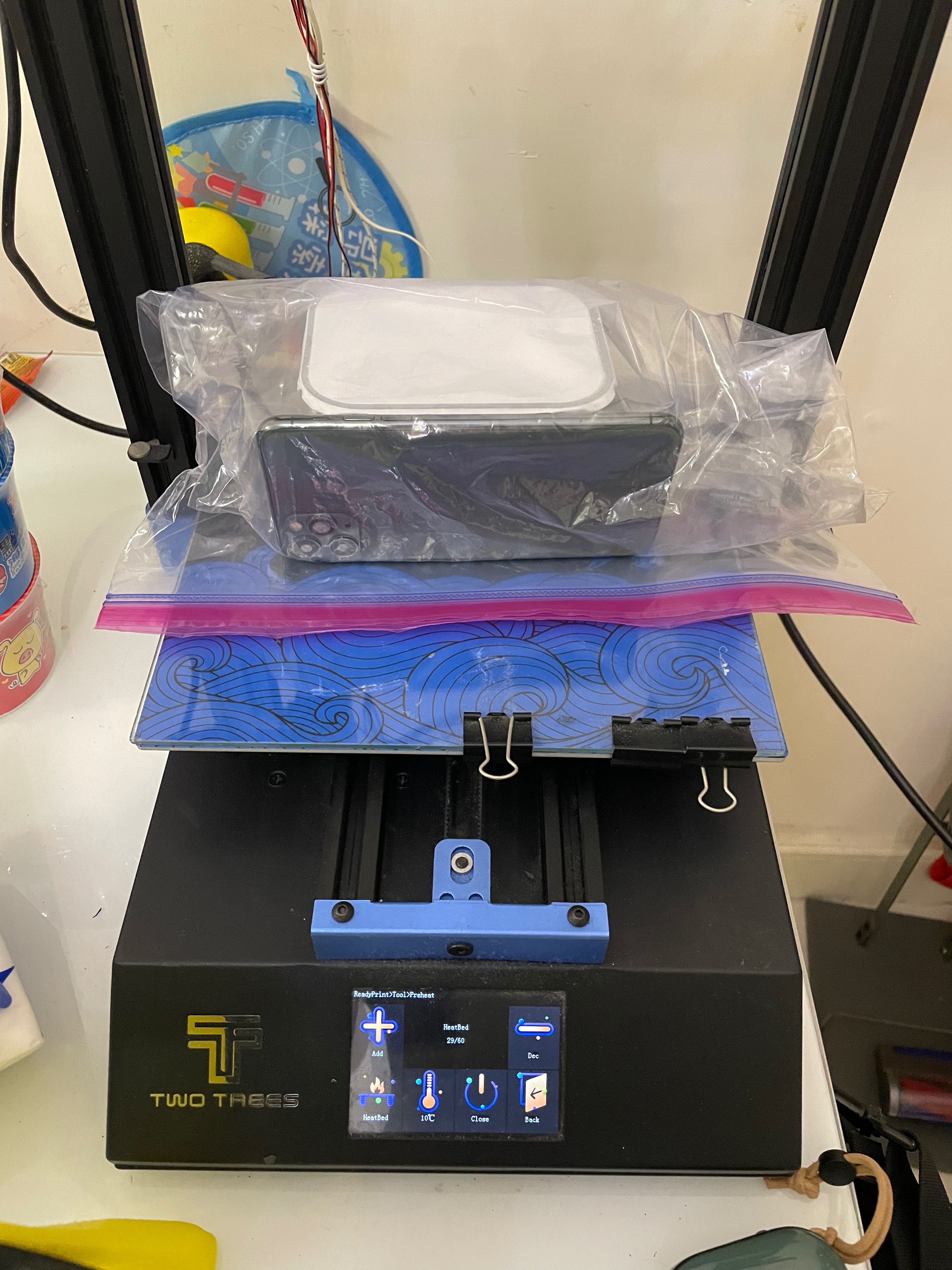 有港男於討論區發文分享1件驚人之舉，日前他的iPhone不幸入水，他竟然嘗試將手機和吸濕大笨象放入密實袋，用慢煮方法逼出水份。（「連登討論區」圖片）
