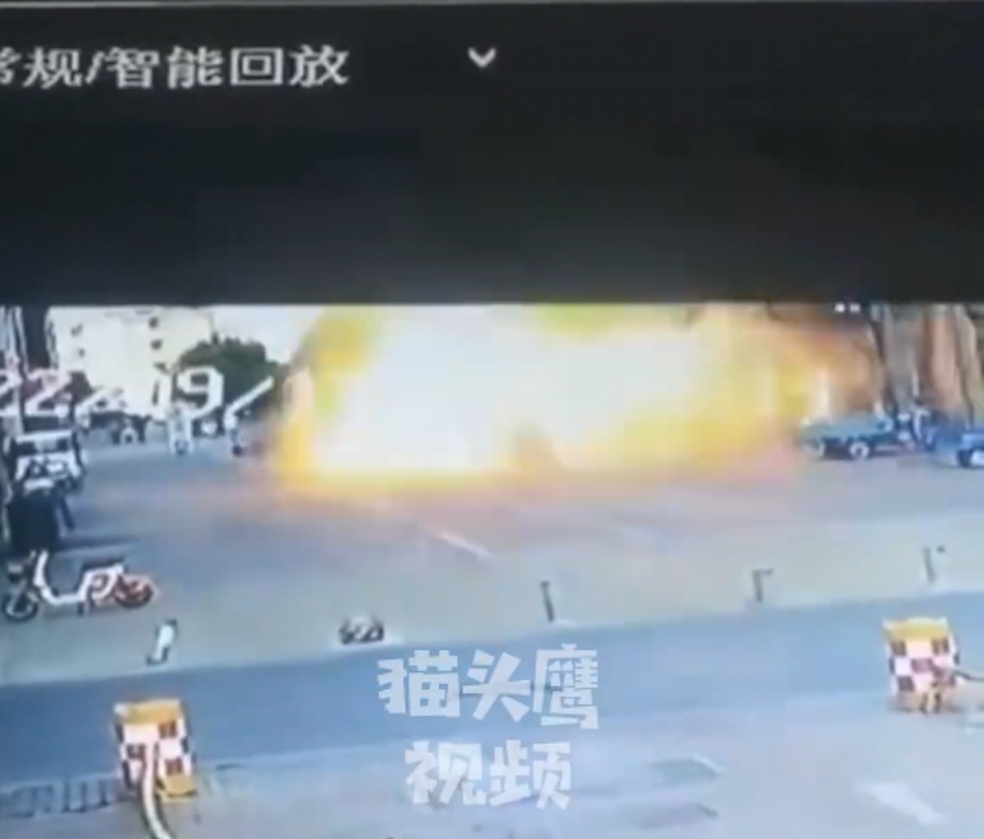 江蘇淮安一間燒烤店發生爆炸。(影片截圖) 江蘇淮安一間燒烤店發生爆炸。(影片截圖)