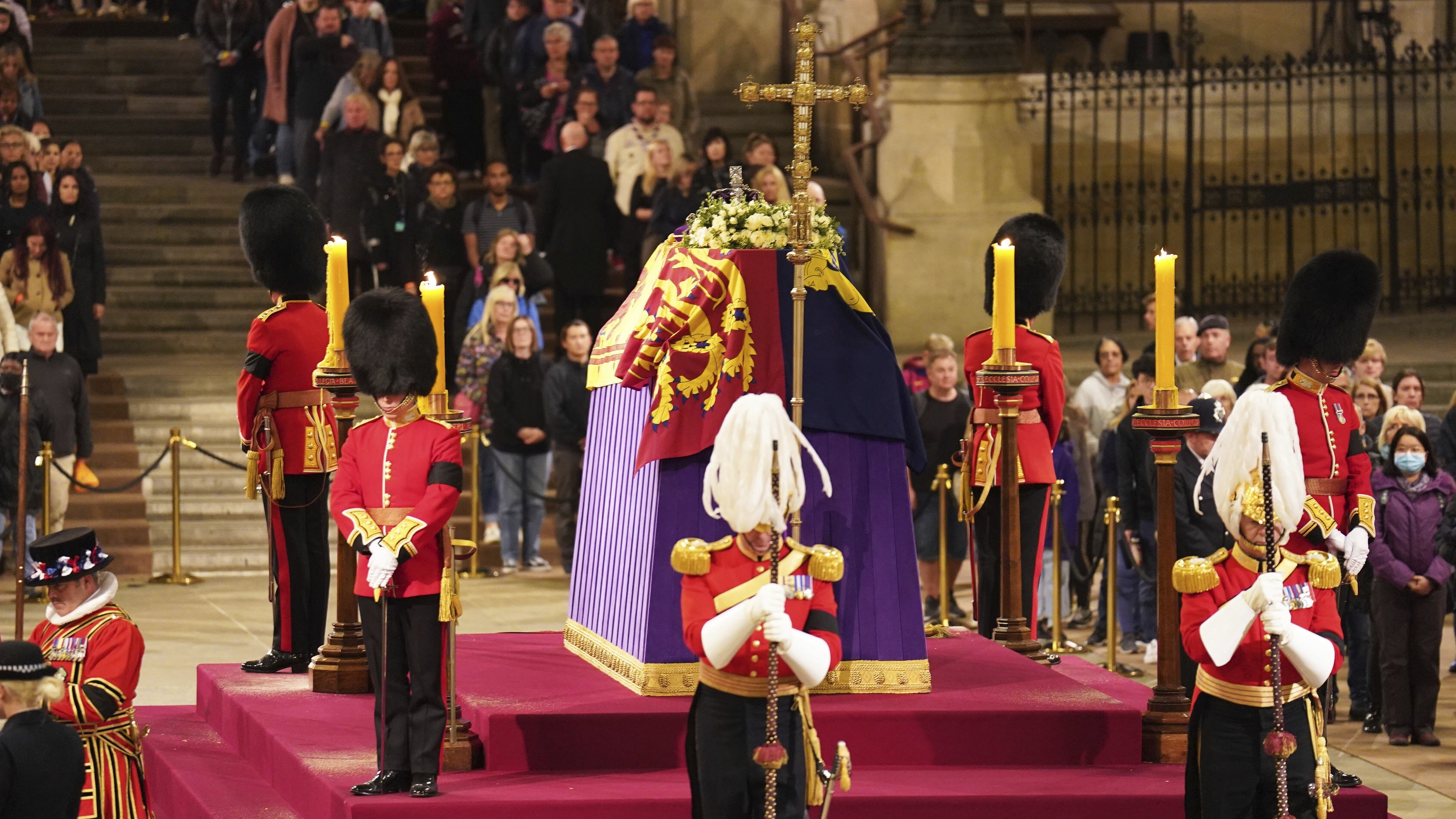英女王：图为2022年9月17日，英女王伊利沙伯二世的灵柩在伦敦西敏宫的西敏厅供公众瞻仰。（AP）