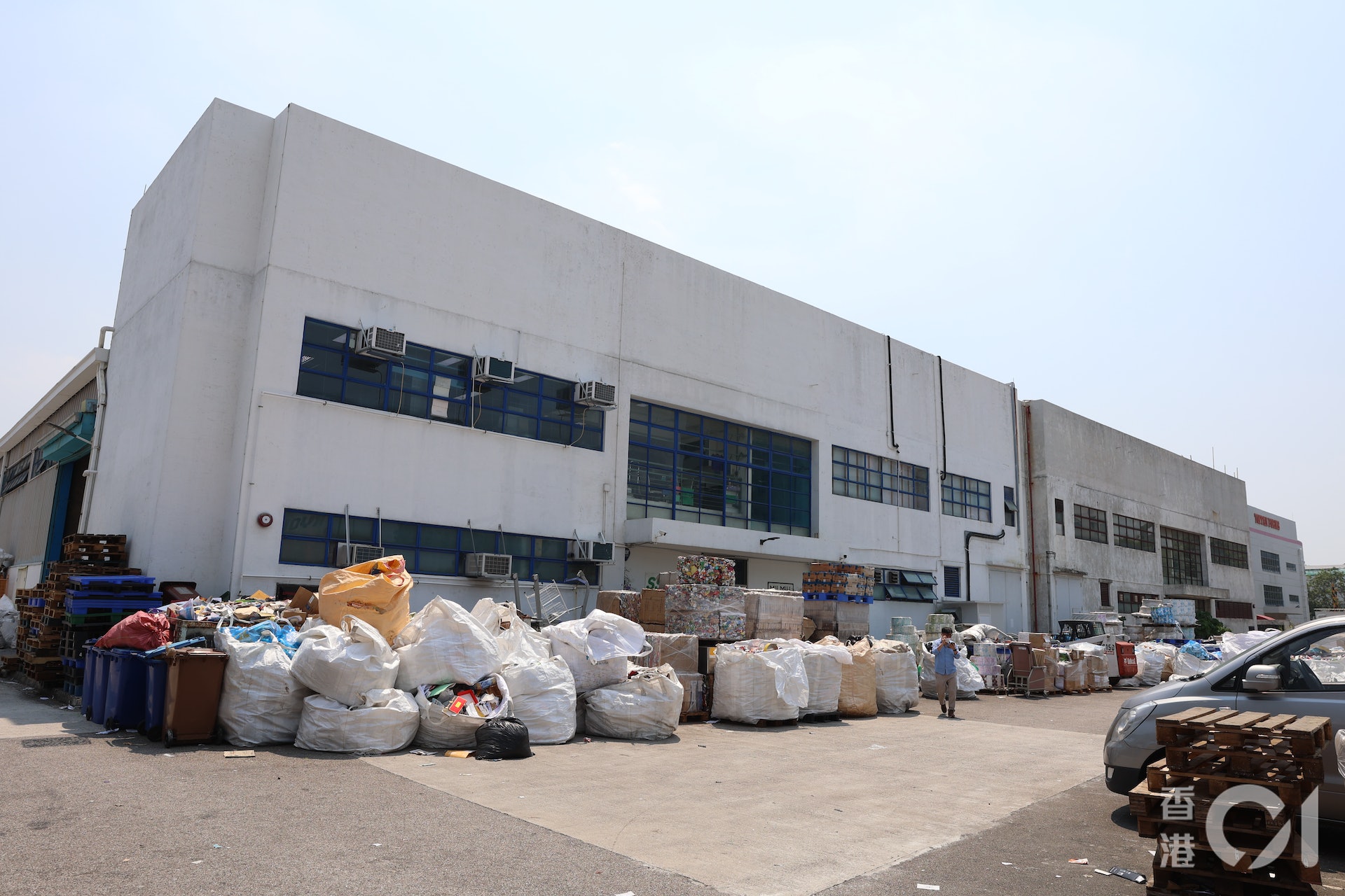 位於元朗工業邨的「喵坊Mil Mill」,是全港唯一一間可處理紙包飲品盒及雜誌封面等夾層包裝紙的回收商,不過該公司指,上周接到業主科技園公司通知不再續租,並要求在年底遷出。(鄭子峰攝) 位於元朗工業邨的「喵坊Mil Mill」,是全港唯一一間可處理紙包飲品盒及雜誌封面等夾層包裝紙的回收商,不過該公司指,上周接到業主科技園公司通知不再續租,並要求在年底遷出。(鄭子峰攝)