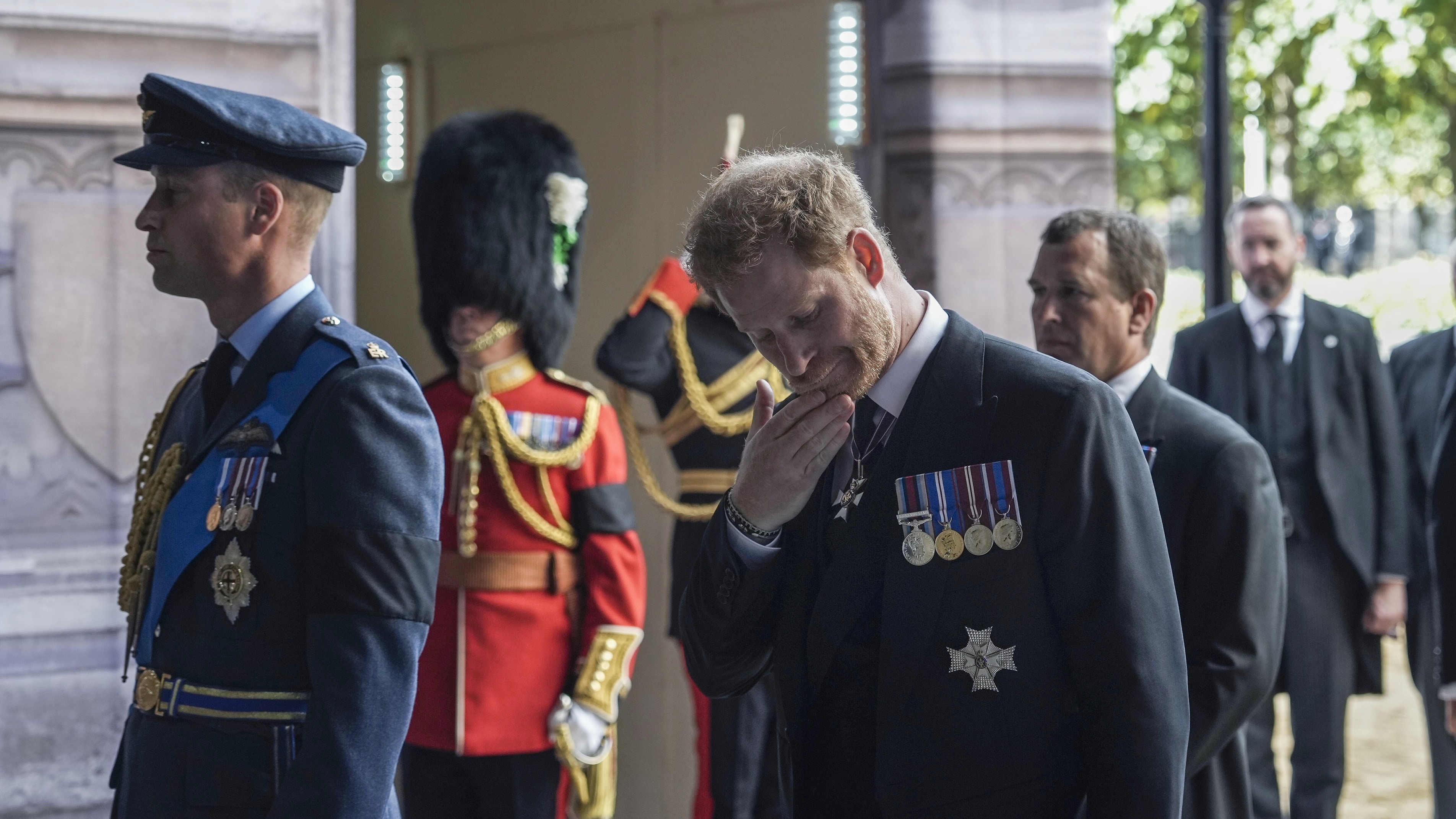 哈里王子：英女王伊利沙伯二世的灵柩2022年9月14日被移送至伦敦西敏宫的西敏厅。图为2022年9月14日，哈里王子护送英女王灵柩到西敏宫，期间伤心落泪。（AP）