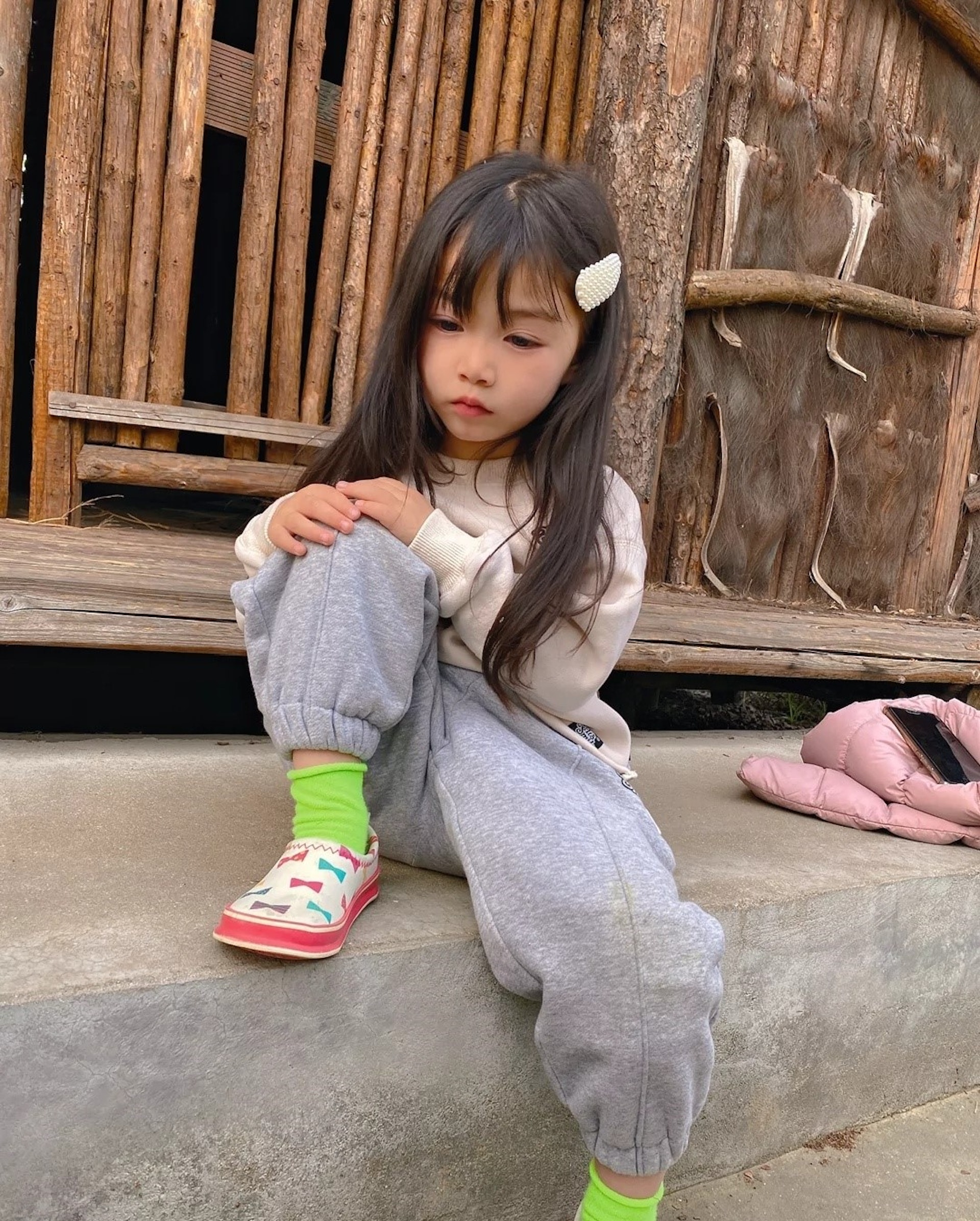 但其實妮妮罹患神經退行性疾病伴腦鐵沉積6級(NBIA6)的罕見病,除了智力發展遲緩,還會有一定的自閉行為,未來身體各項功能還可能慢慢退化,最後變成植物人。(快手截圖/@藍妮妮是地球的) 但其實妮妮罹患神經退行性疾病伴腦鐵沉積6級(NBIA6)的罕見病,除了智力發展遲緩,還會有一定的自閉行為,未來身體各項功能還可能慢慢退化,最後變成植物人。(快手截圖/@藍妮妮是地球的)