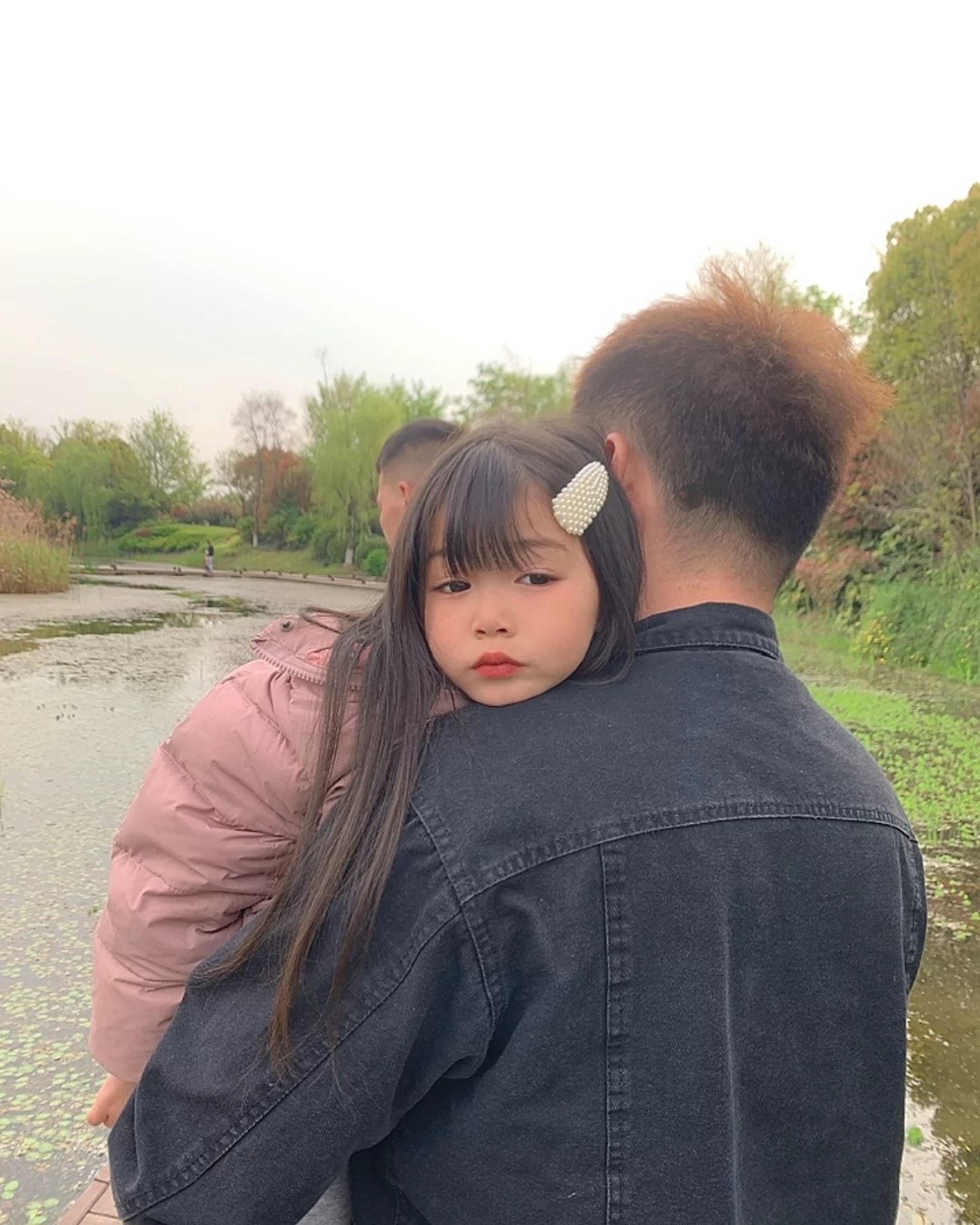 但其實妮妮罹患神經退行性疾病伴腦鐵沉積6級(NBIA6)的罕見病,除了智力發展遲緩,還會有一定的自閉行為,未來身體各項功能還可能慢慢退化,最後變成植物人。(快手截圖/@藍妮妮是地球的) 但其實妮妮罹患神經退行性疾病伴腦鐵沉積6級(NBIA6)的罕見病,除了智力發展遲緩,還會有一定的自閉行為,未來身體各項功能還可能慢慢退化,最後變成植物人。(快手截圖/@藍妮妮是地球的)
