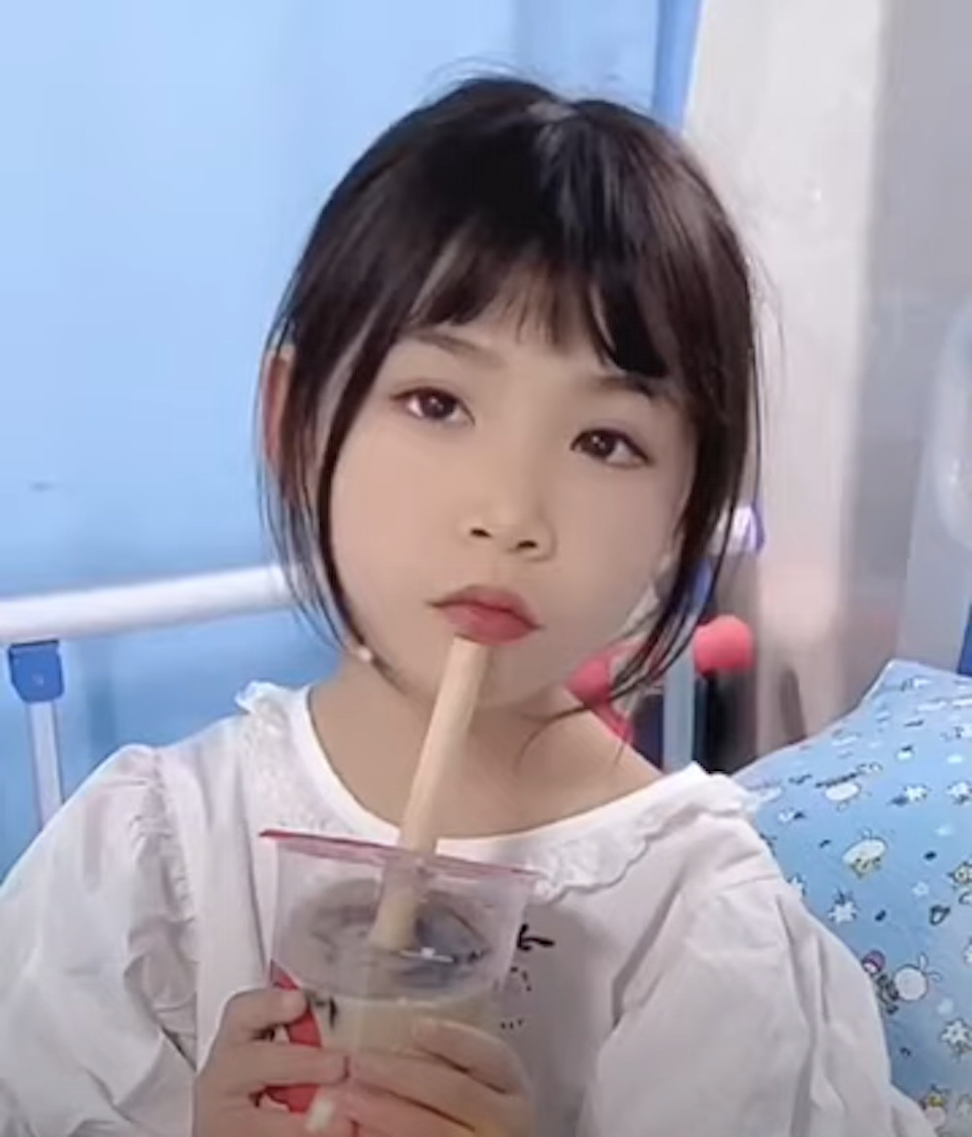 頂着飄逸的長髮加上清澈透亮的雙眸,許多人看到她精緻美麗的臉龐,都會忍不住稱讚,這麼可愛的小妹妹是藍妮妮,在抖音上擁有199萬粉絲。(YouTube截圖/@藍妮妮是地球的) 頂着飄逸的長髮加上清澈透亮的雙眸,許多人看到她精緻美麗的臉龐,都會忍不住稱讚,這麼可愛的小妹妹是藍妮妮,在抖音上擁有199萬粉絲。(YouTube截圖/@藍妮妮是地球的)