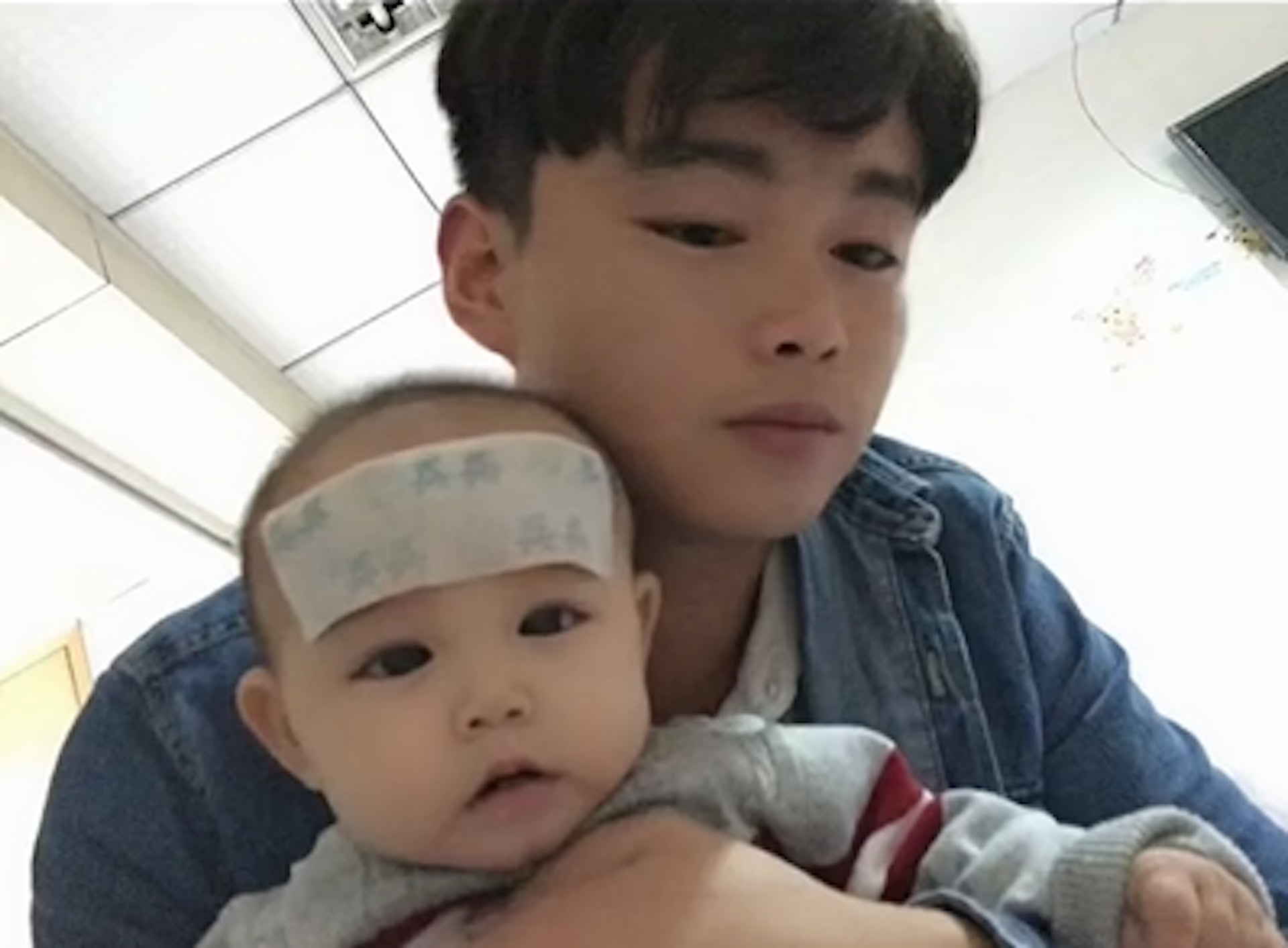 曾經,藍妮妮似乎對外界事物完全沒有感知、別人叫她也沒反應、目光總是看向其他地方,也不說話。(抖音截圖/@藍妮妮是地球的) 曾經,藍妮妮似乎對外界事物完全沒有感知、別人叫她也沒反應、目光總是看向其他地方,也不說話。(抖音截圖/@藍妮妮是地球的)