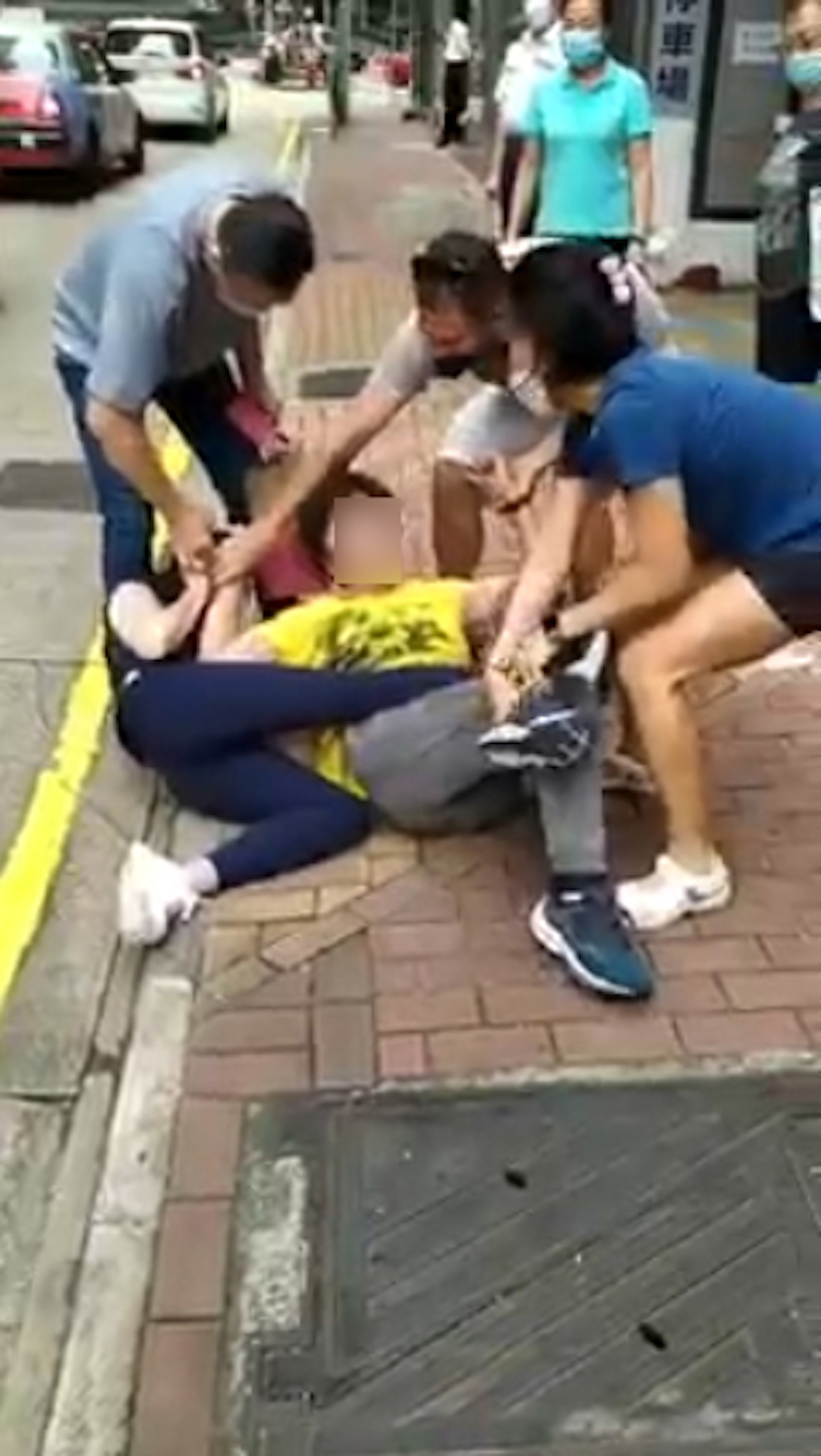 黃衣中年婦多次問：「警察嚟未？」（網上影片截圖）