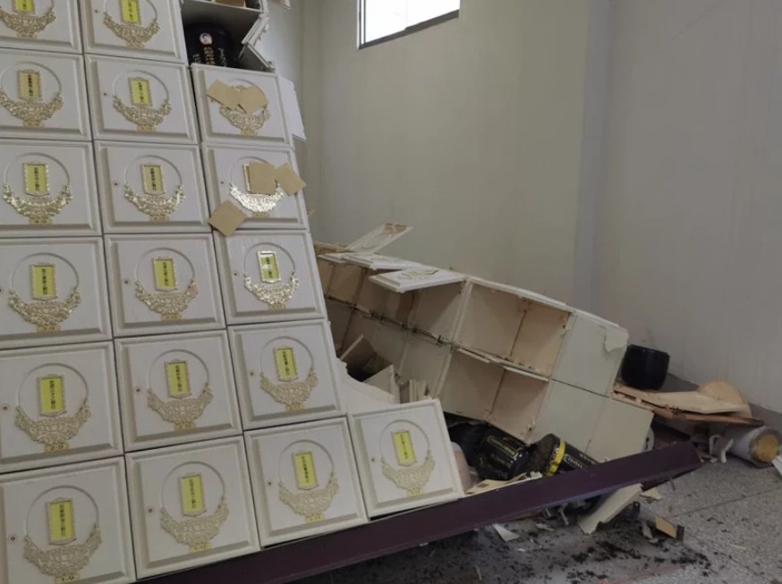地震導致台東一個骨灰龕場受損，牆面倒塌，約800個骨灰盅摔落地上。（《聯合報》）