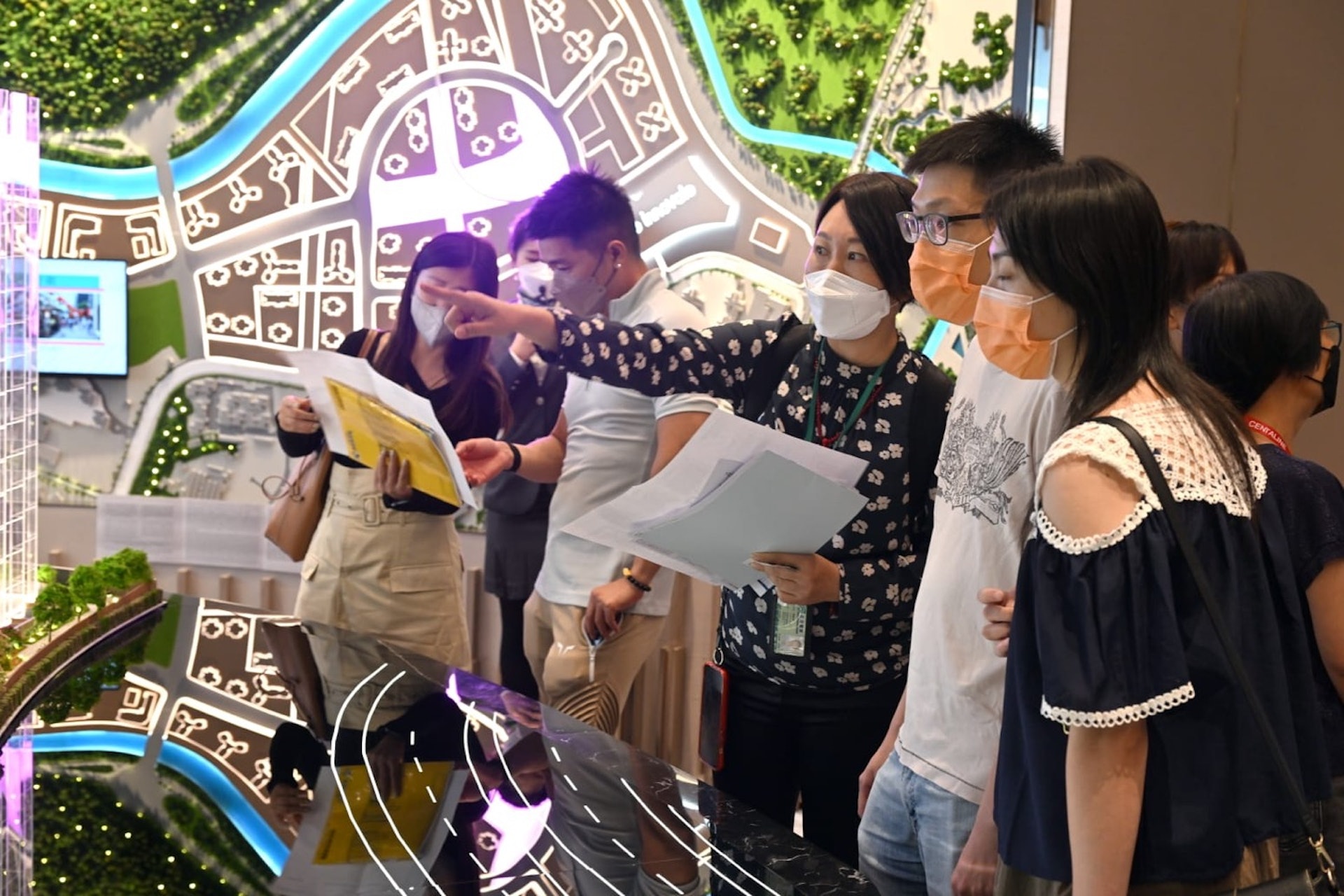 ONE INNOVALE - Bellevue展銷廳內,不乏年輕睇樓人士。 ONE INNOVALE - Bellevue展銷廳內,不乏年輕睇樓人士。