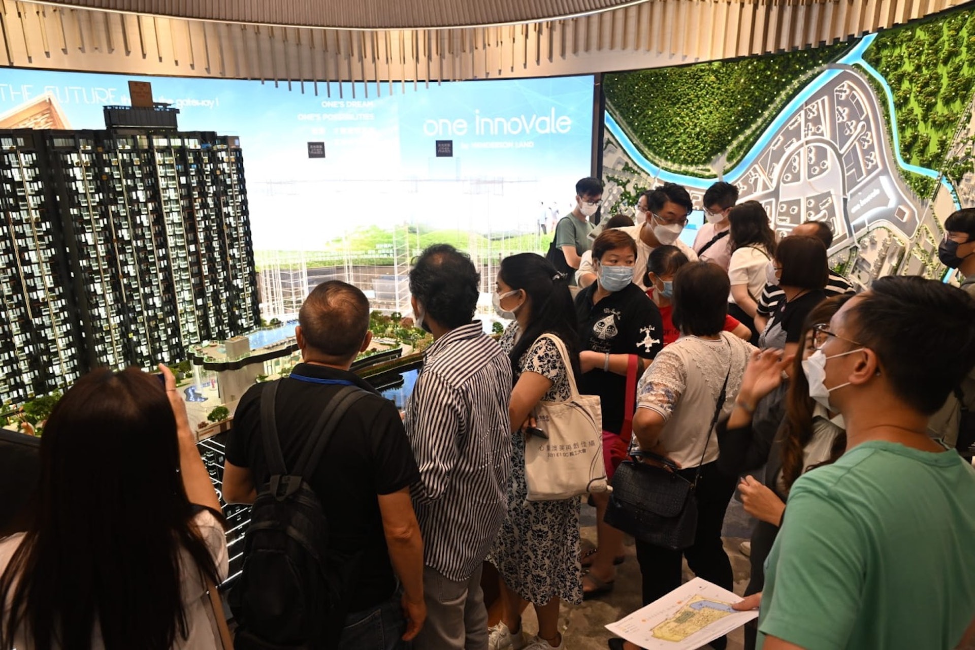 ONE INNOVALE - Bellevue展銷廳內,睇樓人流不斷。 ONE INNOVALE - Bellevue展銷廳內,睇樓人流不斷。