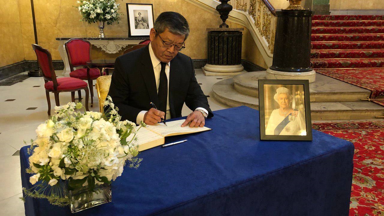 英女王逝世|台灣駐英代表受邀 赴蘭開斯特宮簽名留言弔唁 英女王逝世|台灣駐英代表受邀 赴蘭開斯特宮簽名留言弔唁