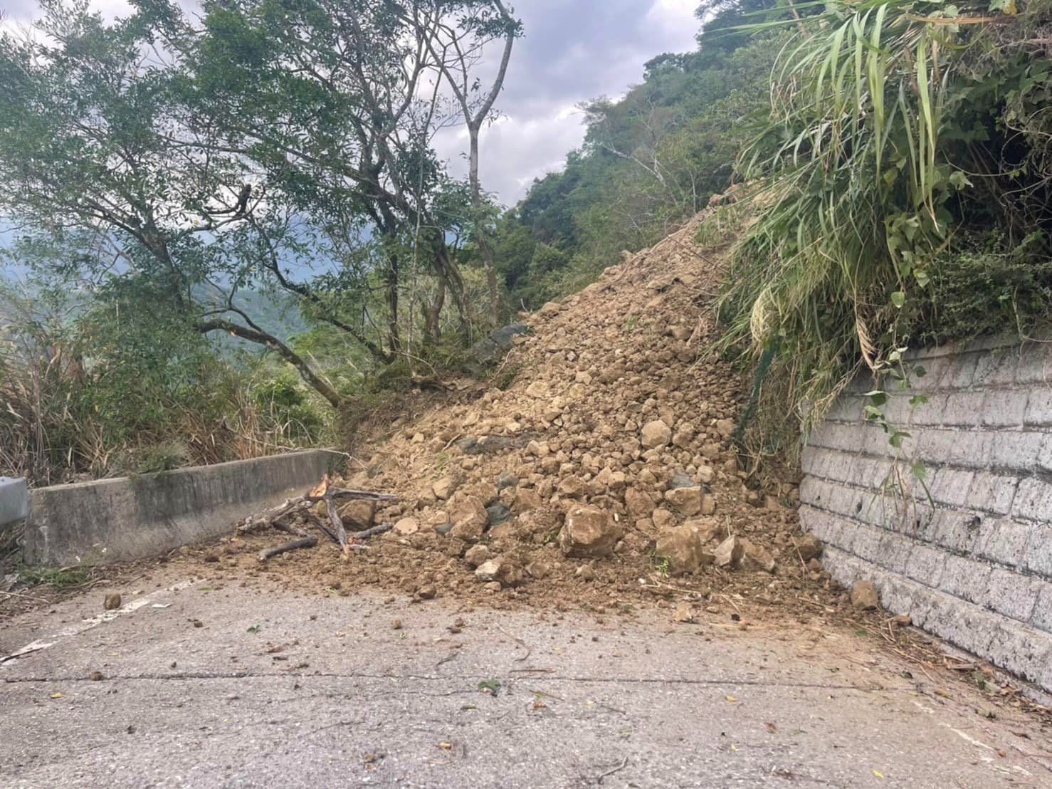 台灣地震｜道路坍方花蓮六十石山700人受困赤科山400人受困