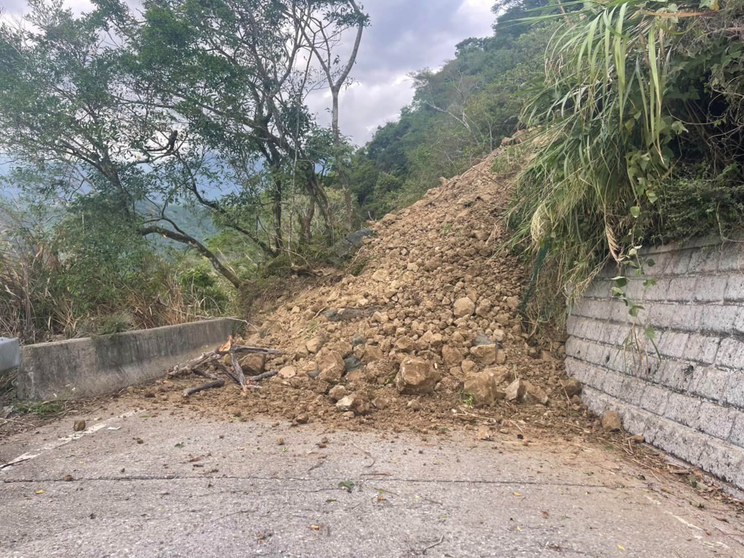 台灣地震｜道路坍方　花蓮六十石山700人受困　赤科山400人受困