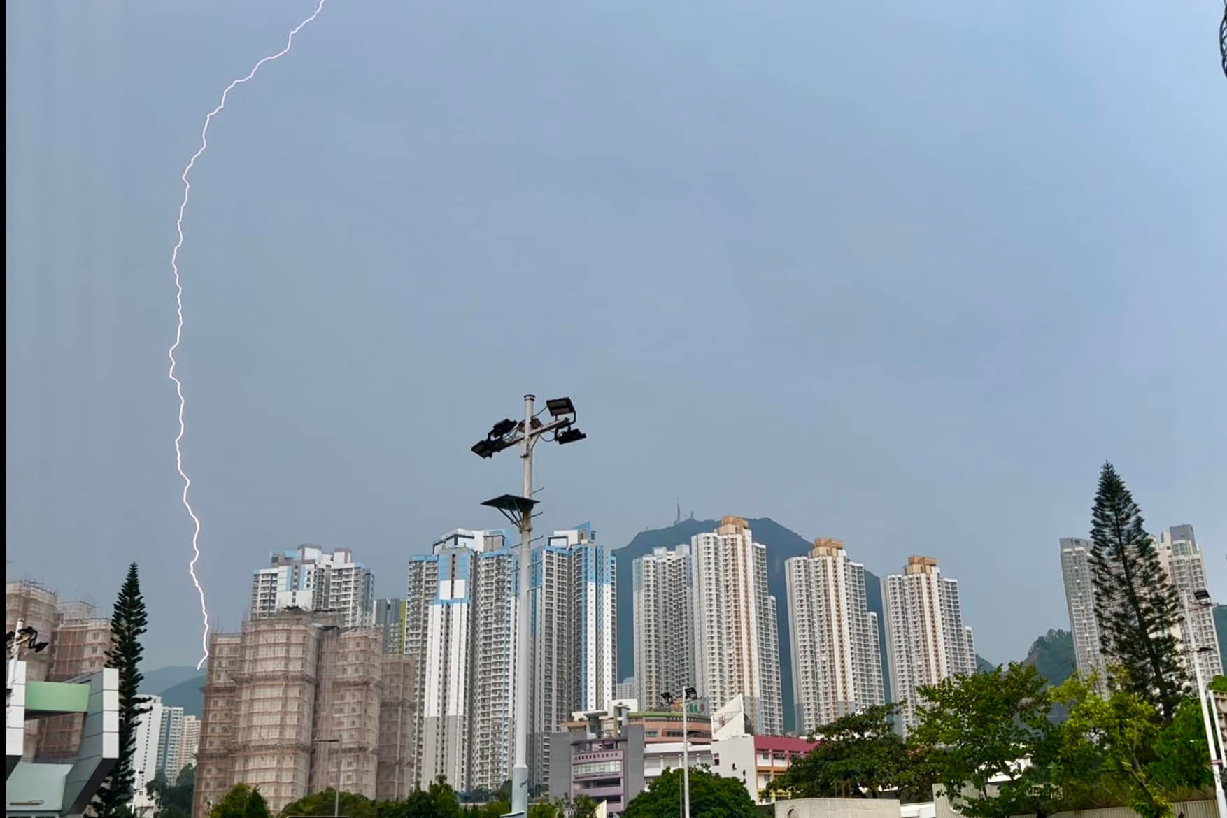 天文台9月18日下午4时10分发出特别天气提示，预料强阵风继续吹袭香港。有市民在九龙湾用手机拍摄到一道闪电劈正高山。(Tz Chn摄／Facebook社区天气观测计划 CWOS专页）