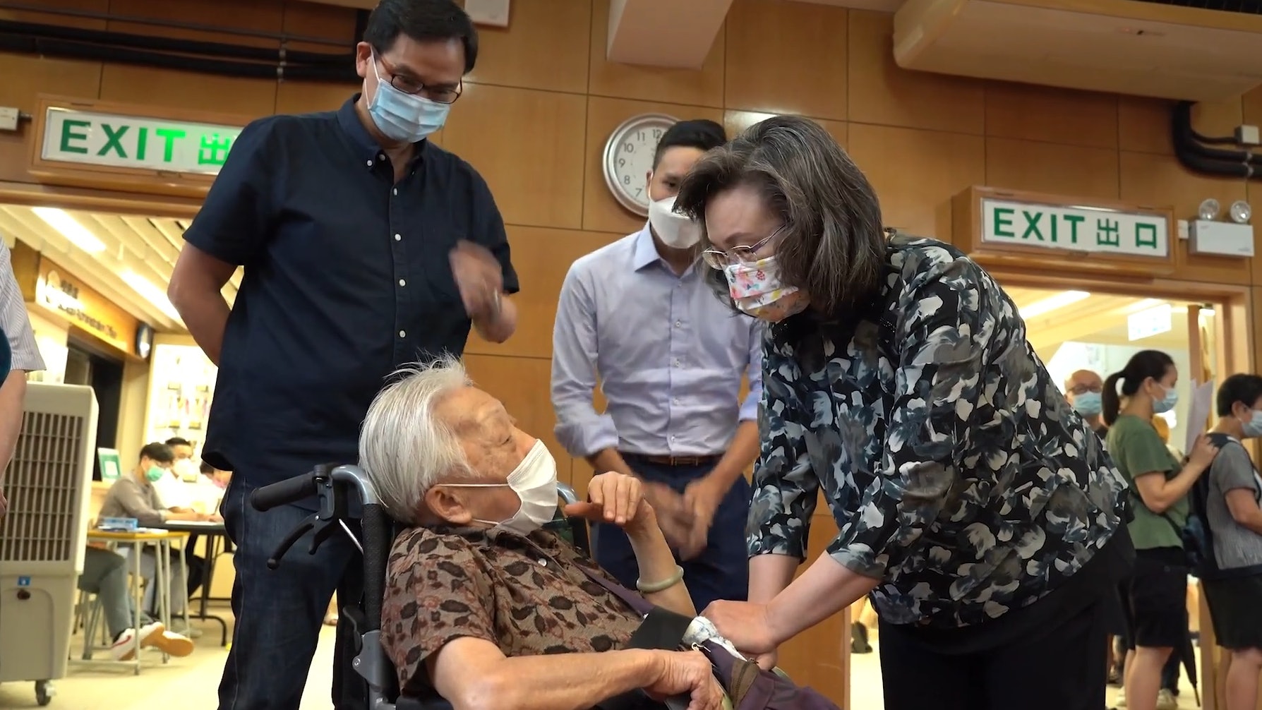 疫苗︱楊何蓓茵「成功爭取」三長者打針:90歲婆婆可經常見孫仔 疫苗︱楊何蓓茵「成功爭取」三長者打針:90歲婆婆可經常見孫仔