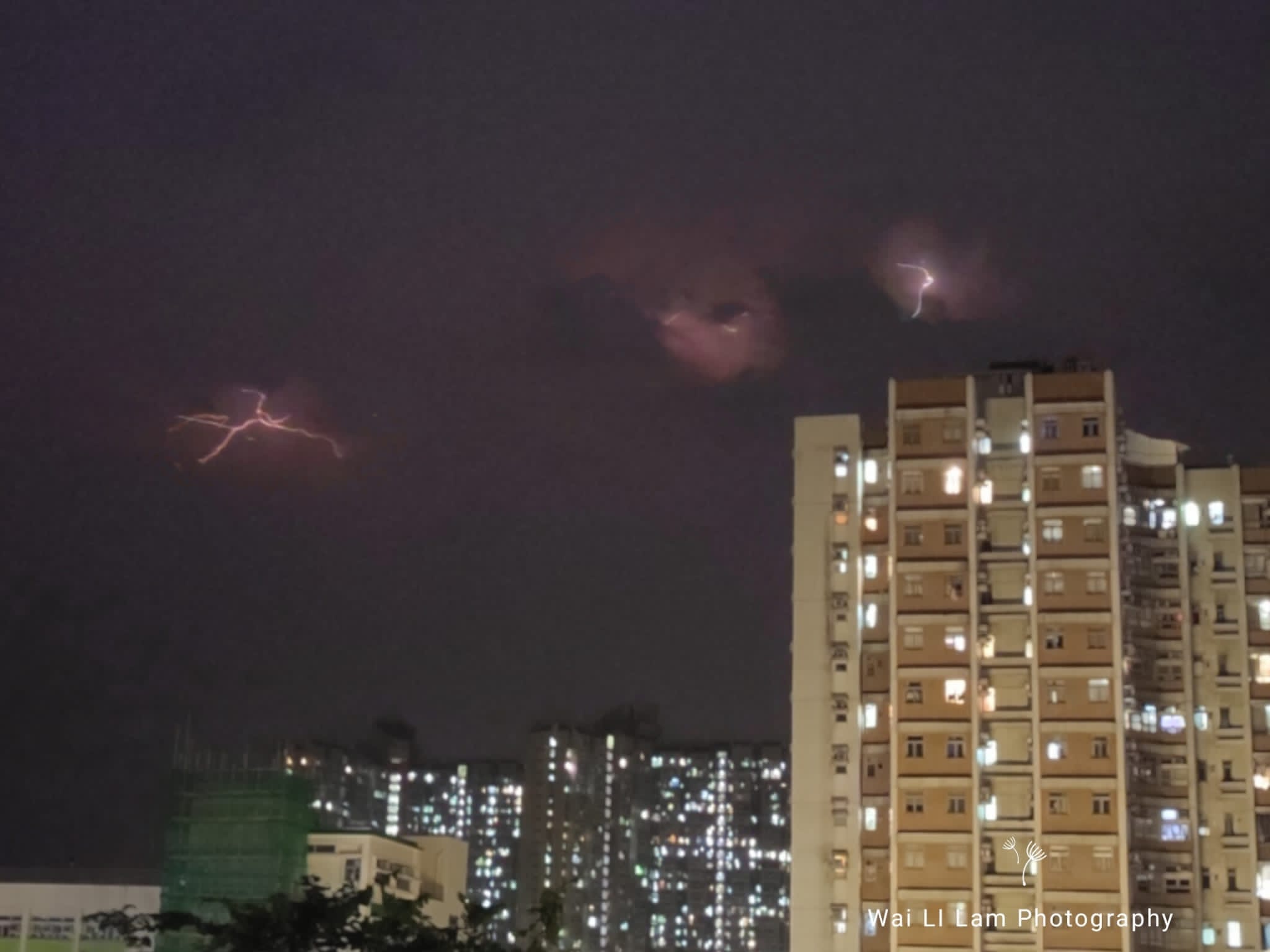 天文台9月18日傍晚6时25分再发出特别天气提示，预料强阵风继续吹袭香港。有市民7时01分至08分在大捕拍摄到云间闪电。(Wai LI Lam摄／Facebook社区天气观测计划 CWOS专页）