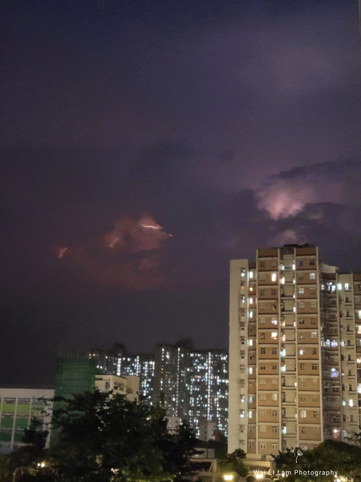 天文台9月18日傍晚6时25分再发出特别天气提示，预料强阵风继续吹袭香港。有市民7时01分至08分在大捕拍摄到云间闪电。(Wai LI Lam摄／Facebook社区天气观测计划 CWOS专页）