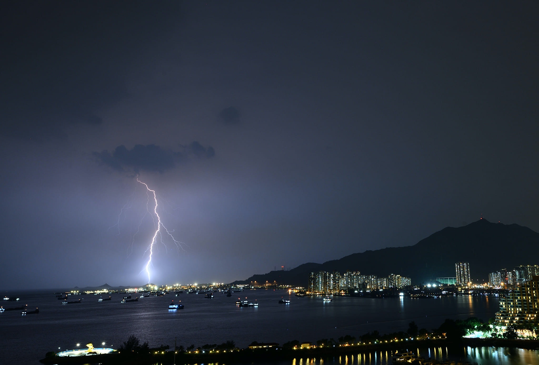 天文台9月18日傍晚6时25分再发出特别天气提示，预料强阵风继续吹袭香港。有市民6时45分及7时15分在屯门拍摄连环闪电。(Bobby Ng摄／Facebook社区天气观测计划 CWOS专页）