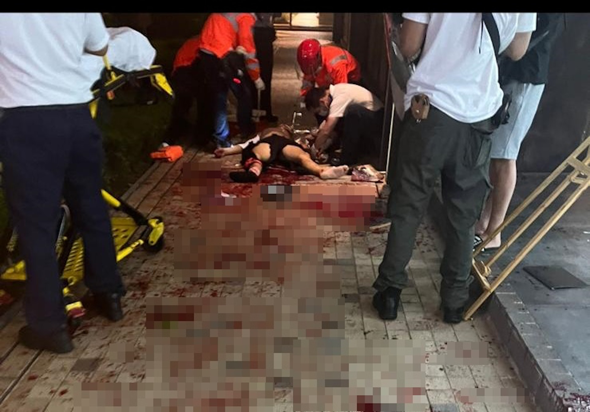 遇襲男子滿身鮮血倒臥地上。(網上圖片) 遇襲男子滿身鮮血倒臥地上。(網上圖片)