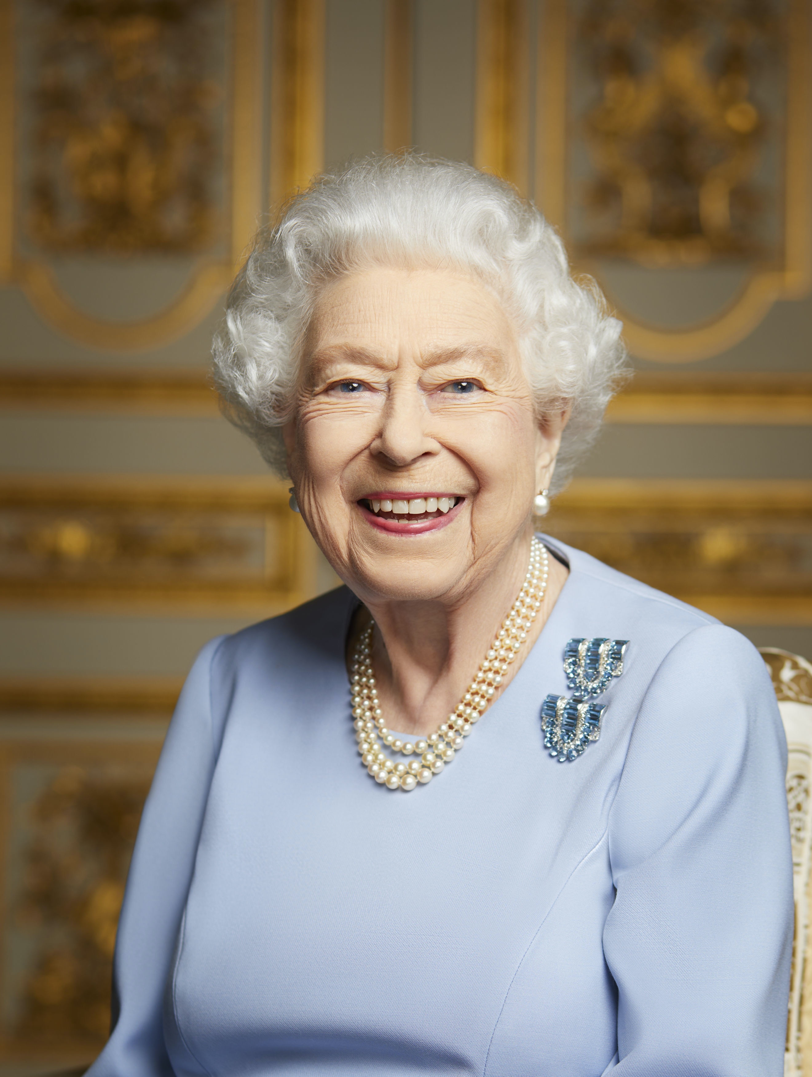 图为2022年9月18日英国白金汉宫发布的照片，显示2022年5月在英国温莎堡内拍下肖像照的英国女王伊利沙伯二世。（AP）