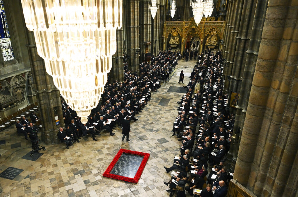 英女王国葬：从英国伦敦西敏寺的内部现场照片可见，王室成员及外宾正在就座。（AP）