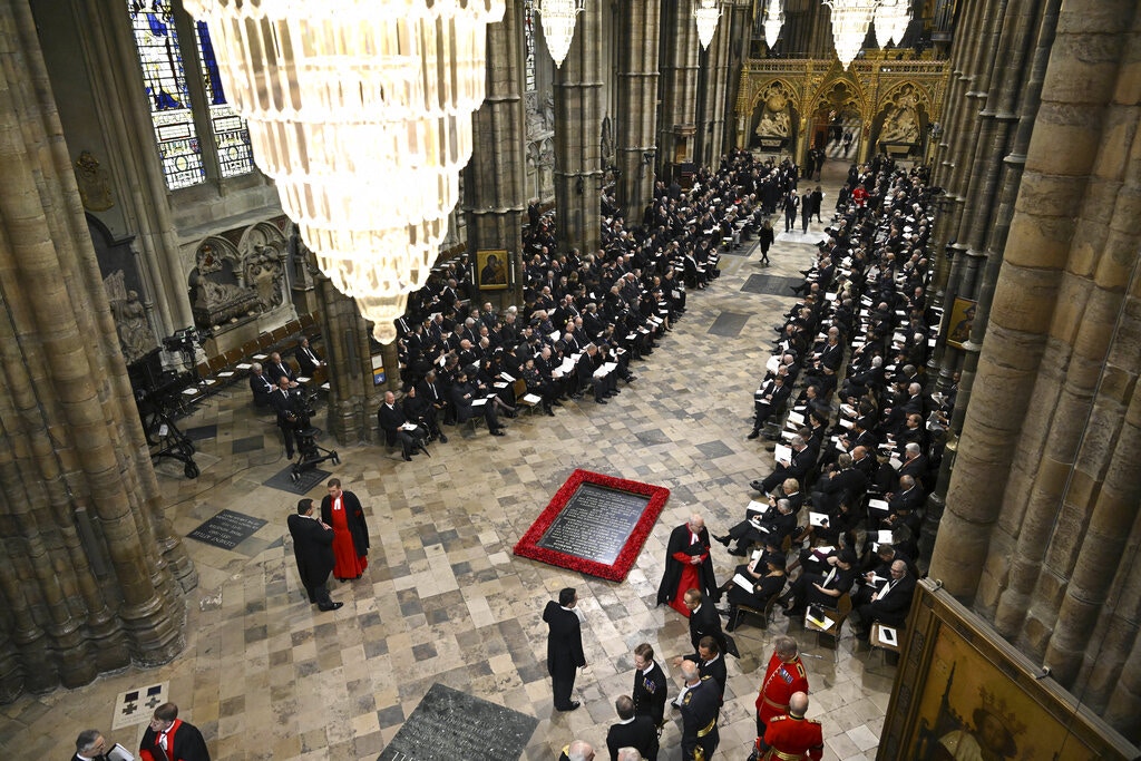 英女王国葬：从英国伦敦西敏寺的内部现场照片可见，王室成员及外宾正在就座。（AP）