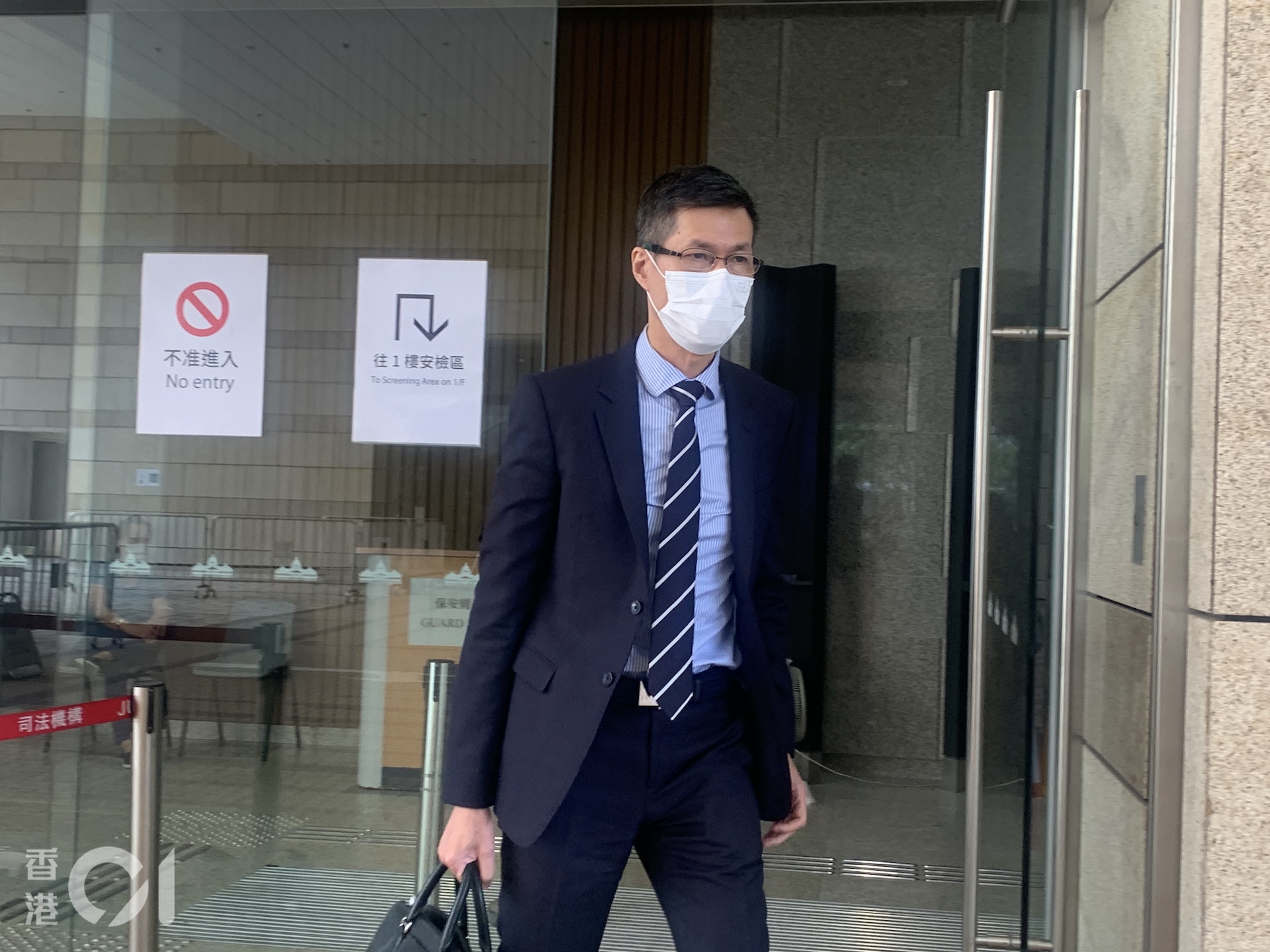 婦科醫生譚永雄稱醫方為死者葉素欣做心外壓82分鐘,才能恢復其循環系統,可見其羊水栓塞情況嚴重。(劉安琪攝) 婦科醫生譚永雄稱醫方為死者葉素欣做心外壓82分鐘,才能恢復其循環系統,可見其羊水栓塞情況嚴重。(劉安琪攝)