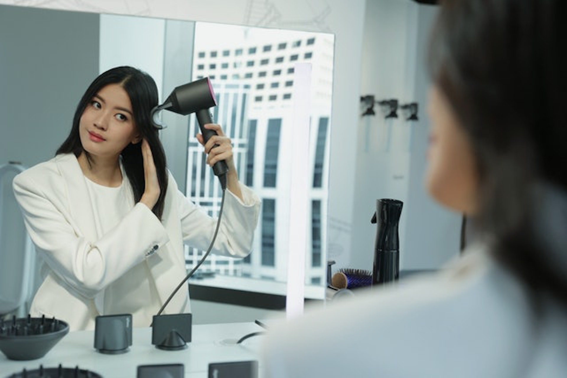 市民都會使用風筒吹乾頭髮,但要留意在同一個空間內使用2個2000W的風筒的話,是會跳掣。(資料圖片) 市民都會使用風筒吹乾頭髮,但要留意在同一個空間內使用2個2000W的風筒的話,是會跳掣。(資料圖片)