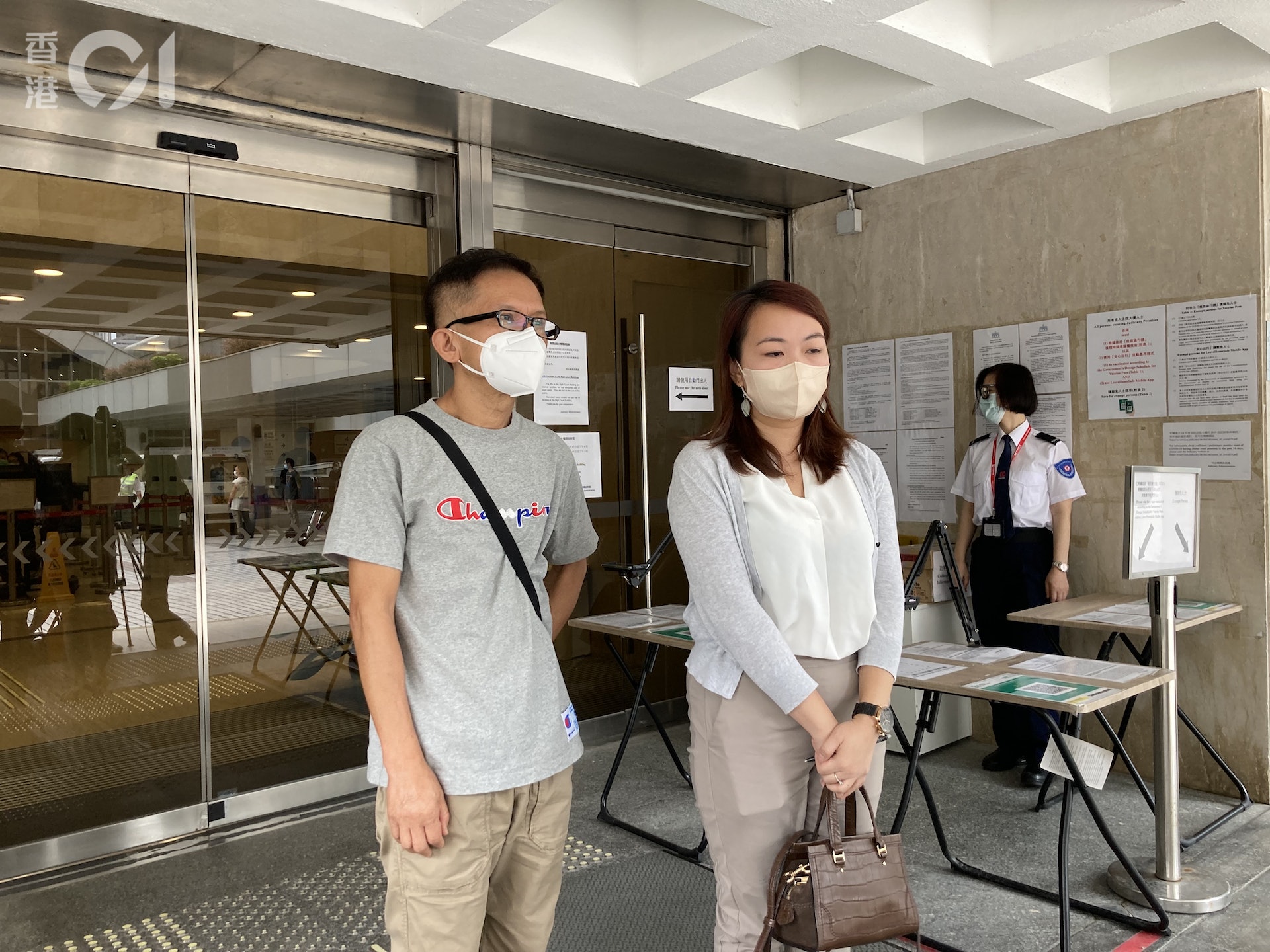 死者家屬梁淑玲(右)及趙炳全(左)均希望法庭會考慮重開死因庭。(朱幼麗攝) 死者家屬梁淑玲(右)及趙炳全(左)均希望法庭會考慮重開死因庭。(朱幼麗攝)