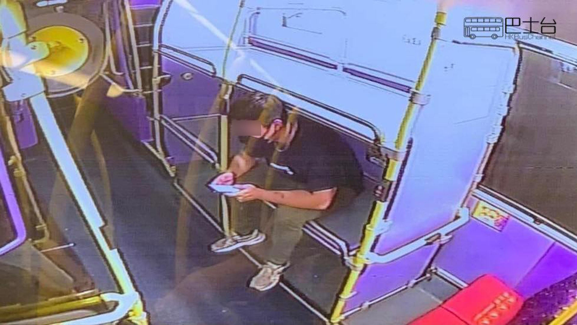 黑衣男坐於行李架中層，手持電話並直視車門方向。另一相片則見到該男子已把行李架「當床瞓」，雙手交疊放於胸前，旁若無人般似在睡覺。（fb「HK Bus Channel 巴士台」圖片）