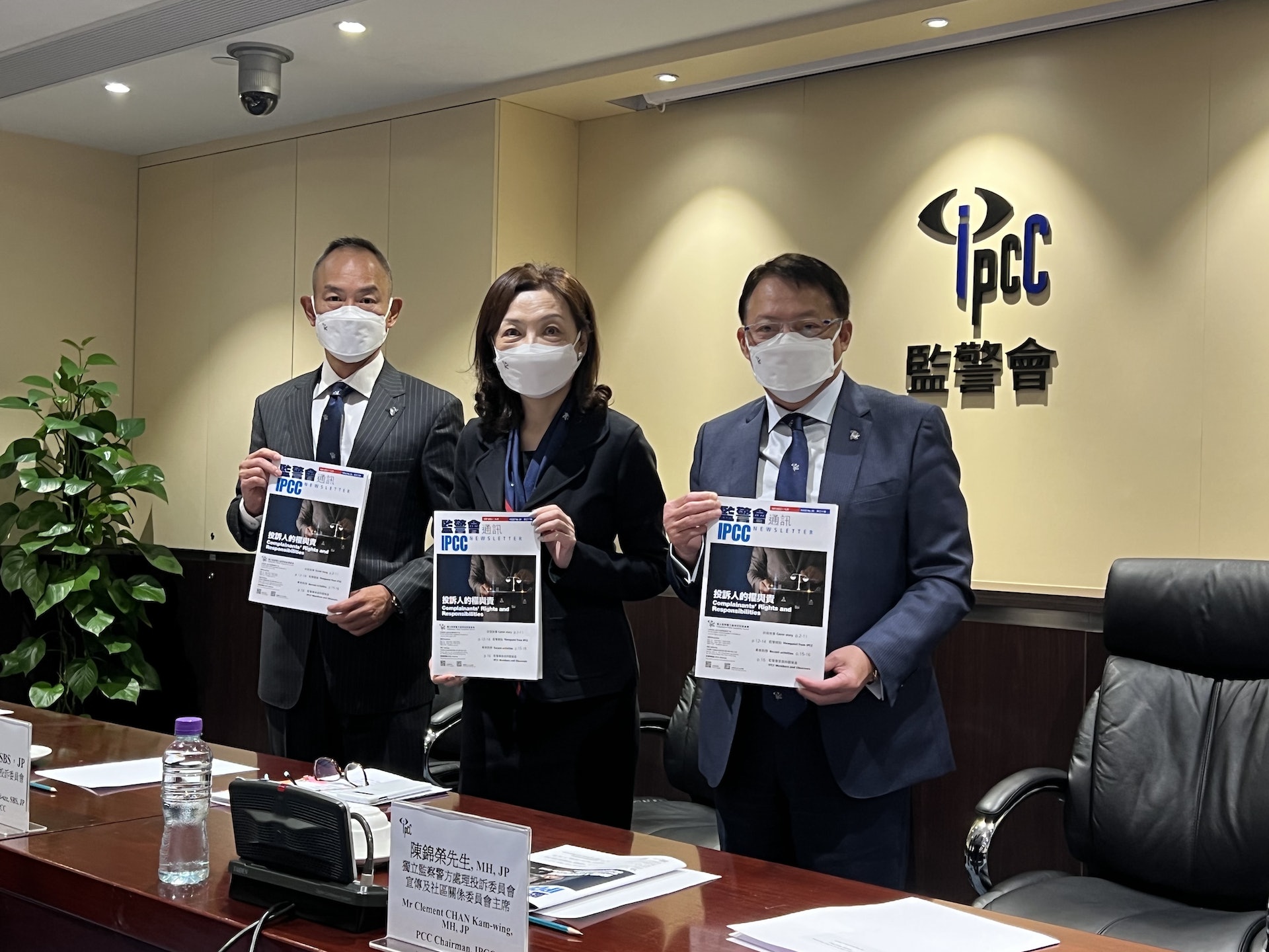 監警會今日(20日)舉行會議。左起:秘書長梅達明、主席王沛詩及宣傳及社區關係委員會主席陳錦榮。(何瑞芬攝) 監警會今日(20日)舉行會議。左起:秘書長梅達明、主席王沛詩及宣傳及社區關係委員會主席陳錦榮。(何瑞芬攝)