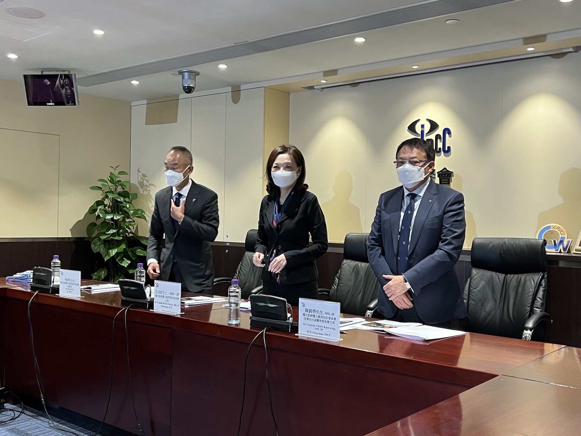監警會今日(20日)舉行會議。左起:秘書長梅達明、主席王沛詩及宣傳及社區關係委員會主席陳錦榮。(何瑞芬攝) 監警會今日(20日)舉行會議。左起:秘書長梅達明、主席王沛詩及宣傳及社區關係委員會主席陳錦榮。(何瑞芬攝)