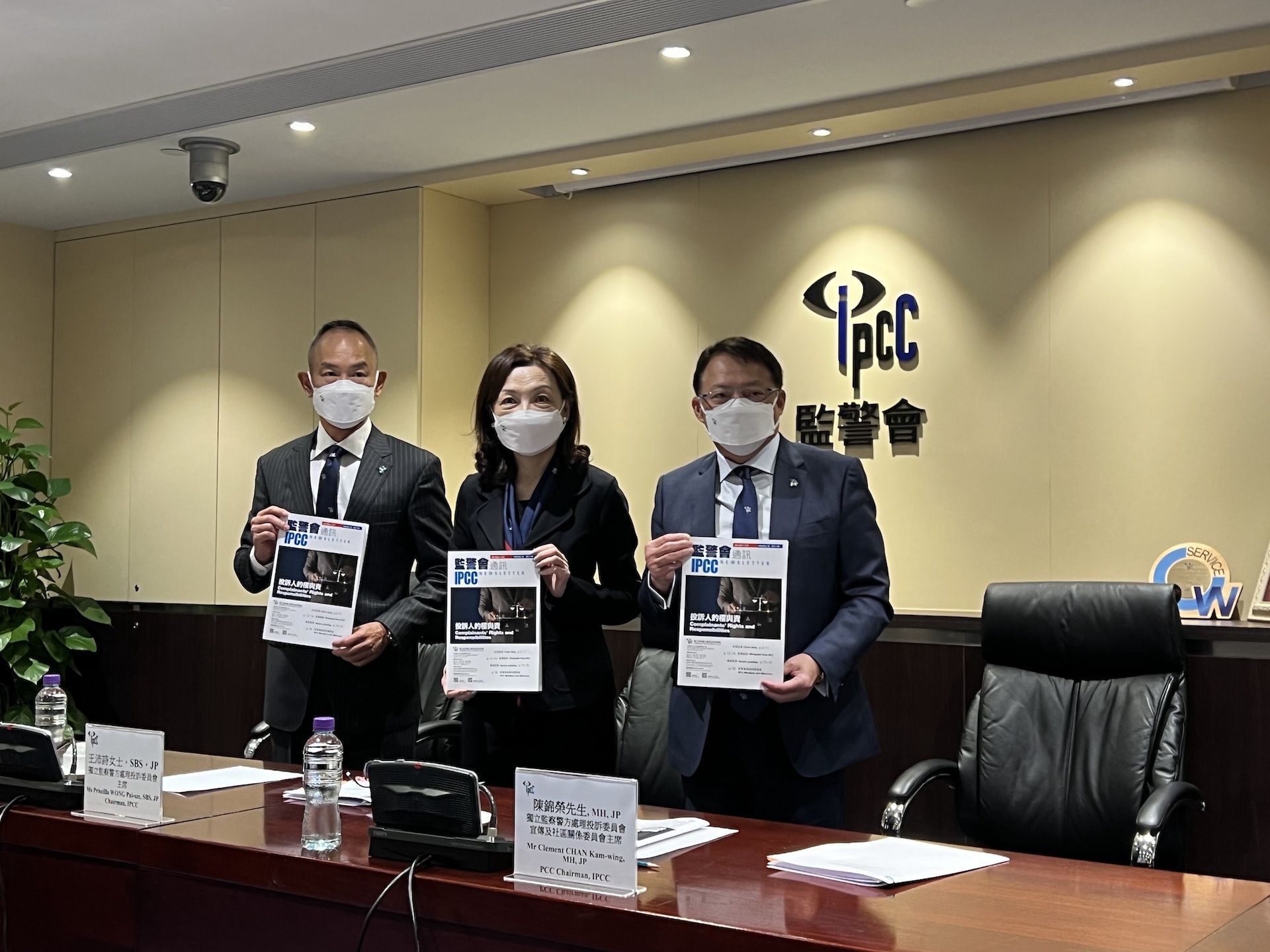 監警會今日(20日)舉行會議。左起:秘書長梅達明、主席王沛詩及宣傳及社區關係委員會主席陳錦榮。(何瑞芬攝) 監警會今日(20日)舉行會議。左起:秘書長梅達明、主席王沛詩及宣傳及社區關係委員會主席陳錦榮。(何瑞芬攝)