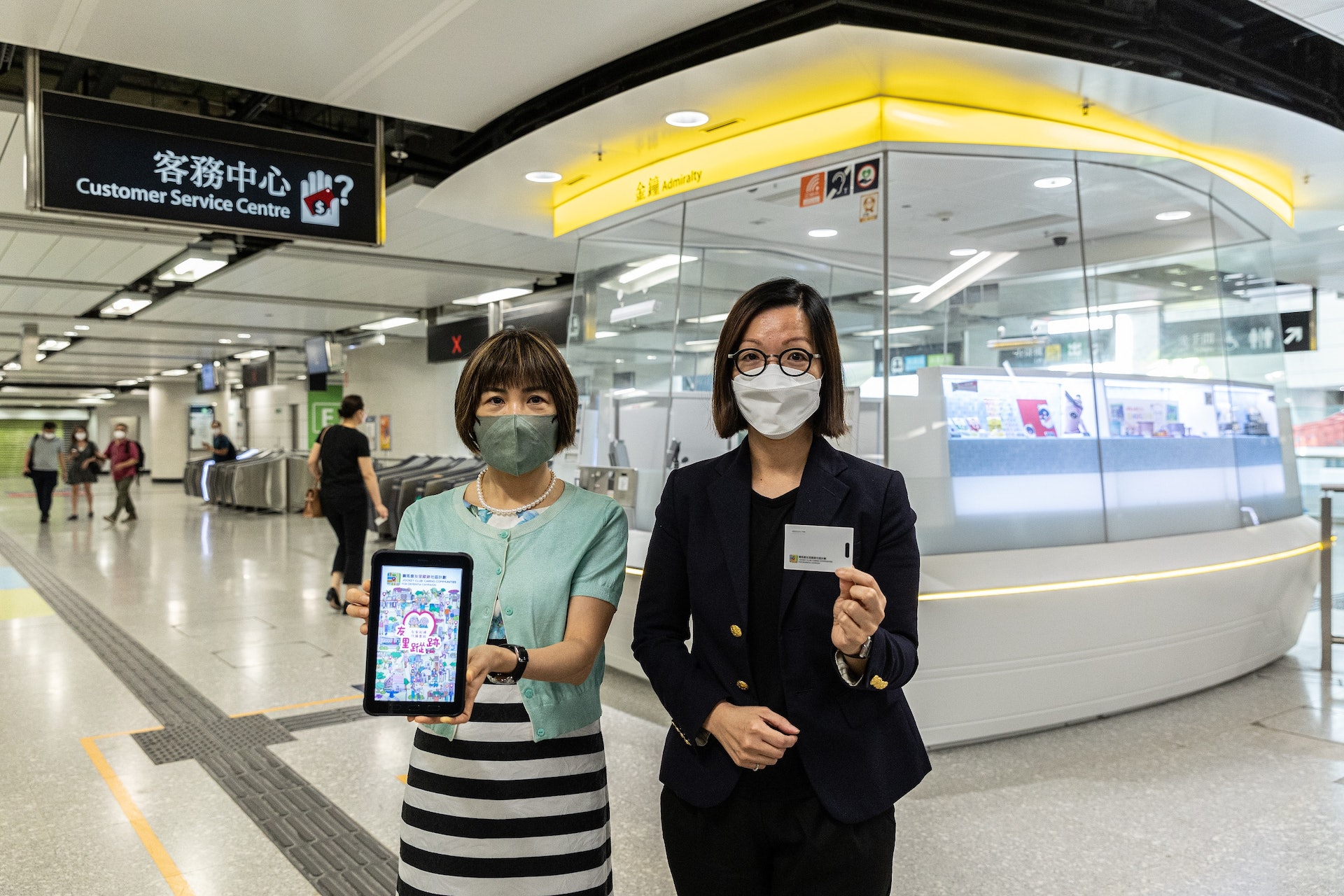 近日耆智園與港鐵合作，在全港47個港鐵站及4個輕鐵站客務中心，安裝設藍芽定位裝置的「天使盒子」。（梁鵬威攝）