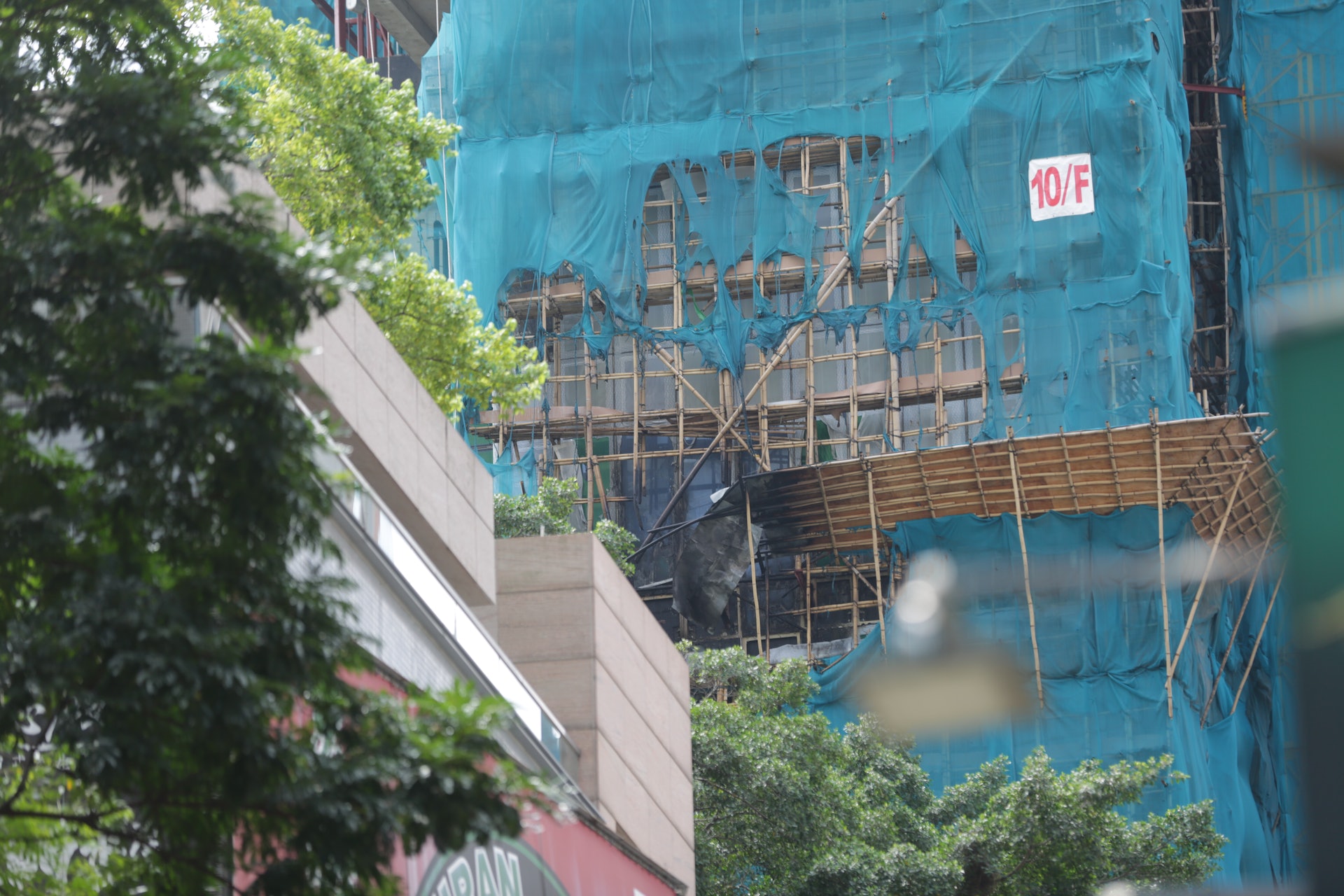 火警後棚架外綠色防墮網熏黑,無人受傷。(黃偉民攝) 火警後棚架外綠色防墮網熏黑,無人受傷。(黃偉民攝)