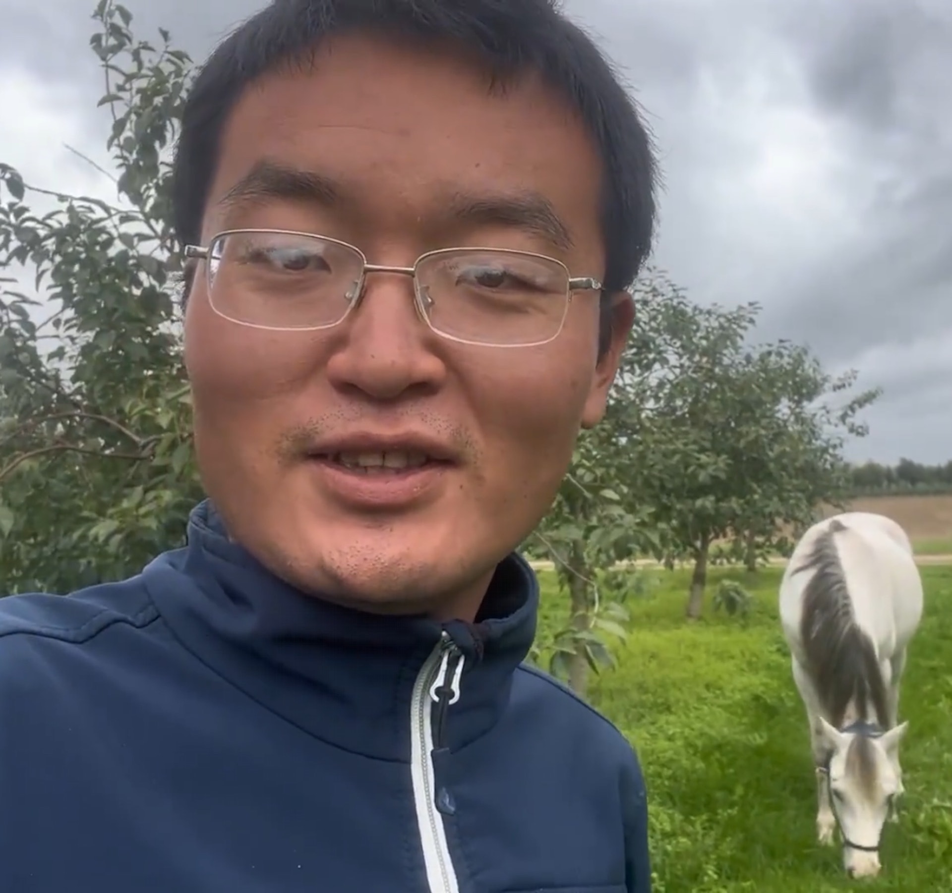32歲的山東男子徐智顯牽著自己心愛的小白馬,從西班牙出發開始一路東行,目的地為中國的東海岸。(星視頻) 32歲的山東男子徐智顯牽著自己心愛的小白馬,從西班牙出發開始一路東行,目的地為中國的東海岸。(星視頻)