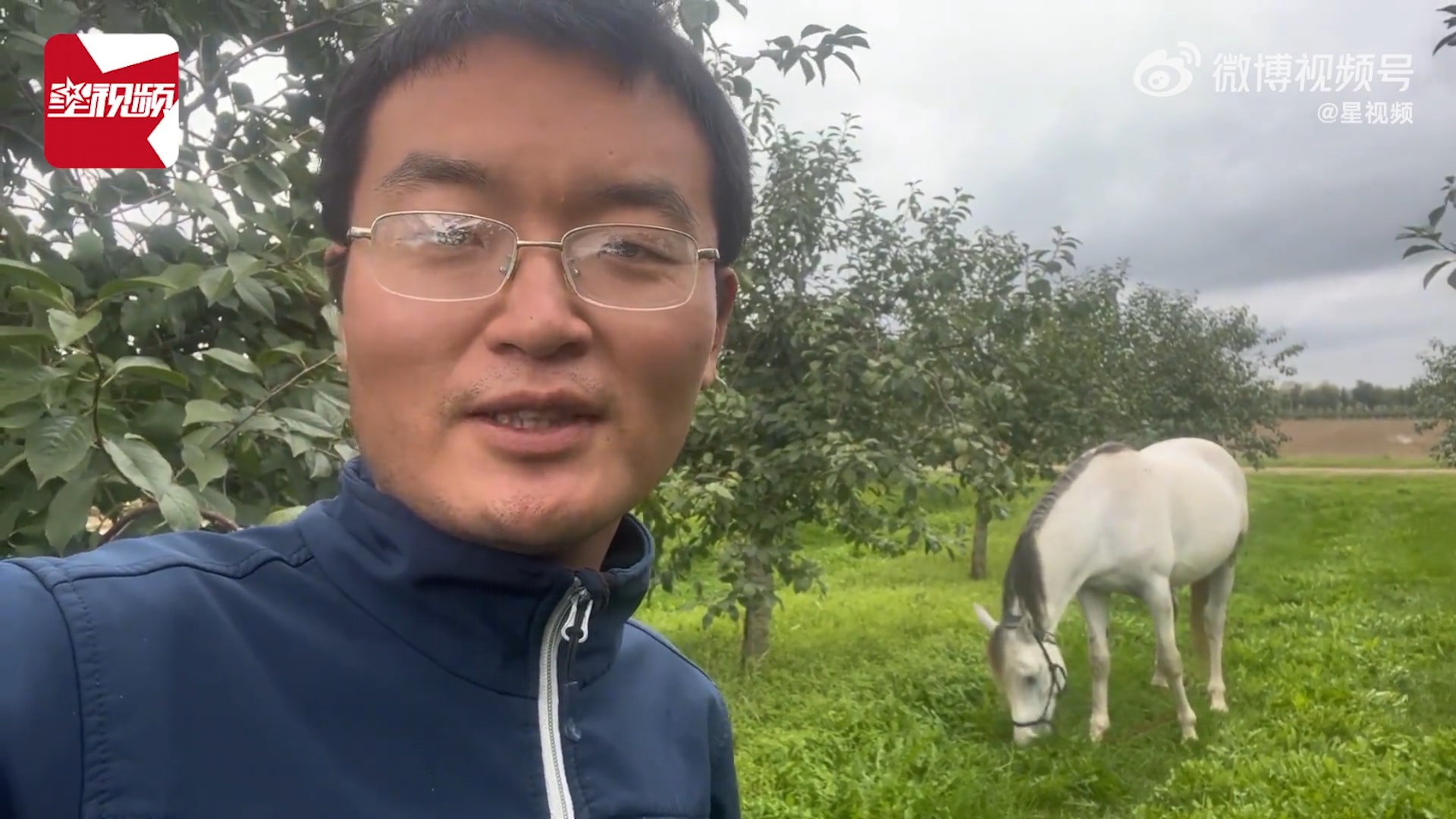 32歲的山東男子徐智顯牽著自己心愛的小白馬,從西班牙出發開始一路東行,目的地為中國的東海岸。(星視頻) 32歲的山東男子徐智顯牽著自己心愛的小白馬,從西班牙出發開始一路東行,目的地為中國的東海岸。(星視頻)