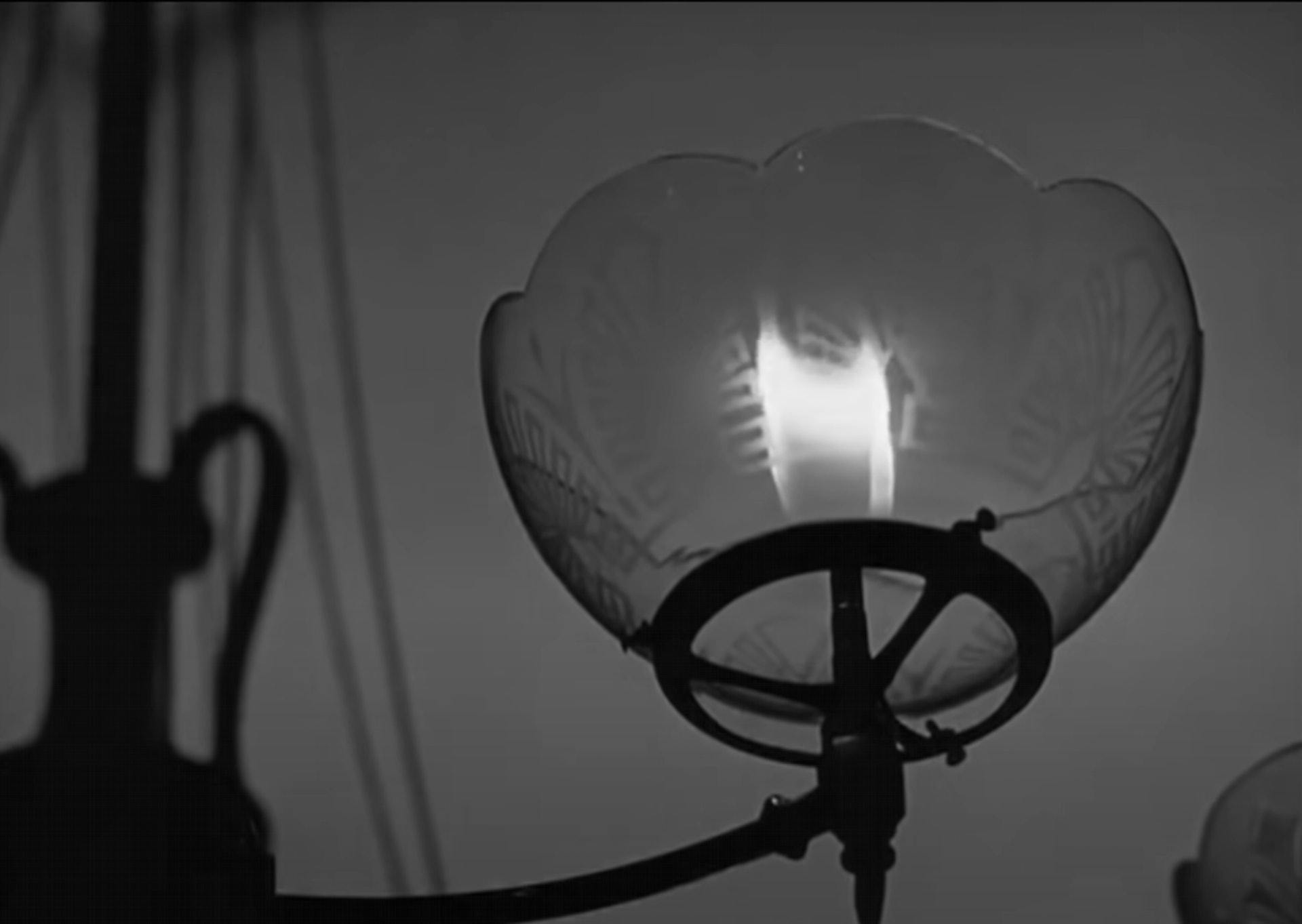 「煤氣燈效應」（Gaslighting）來自1938年一部電影《煤氣燈下》。（1944年電影《煤氣燈下》劇照）