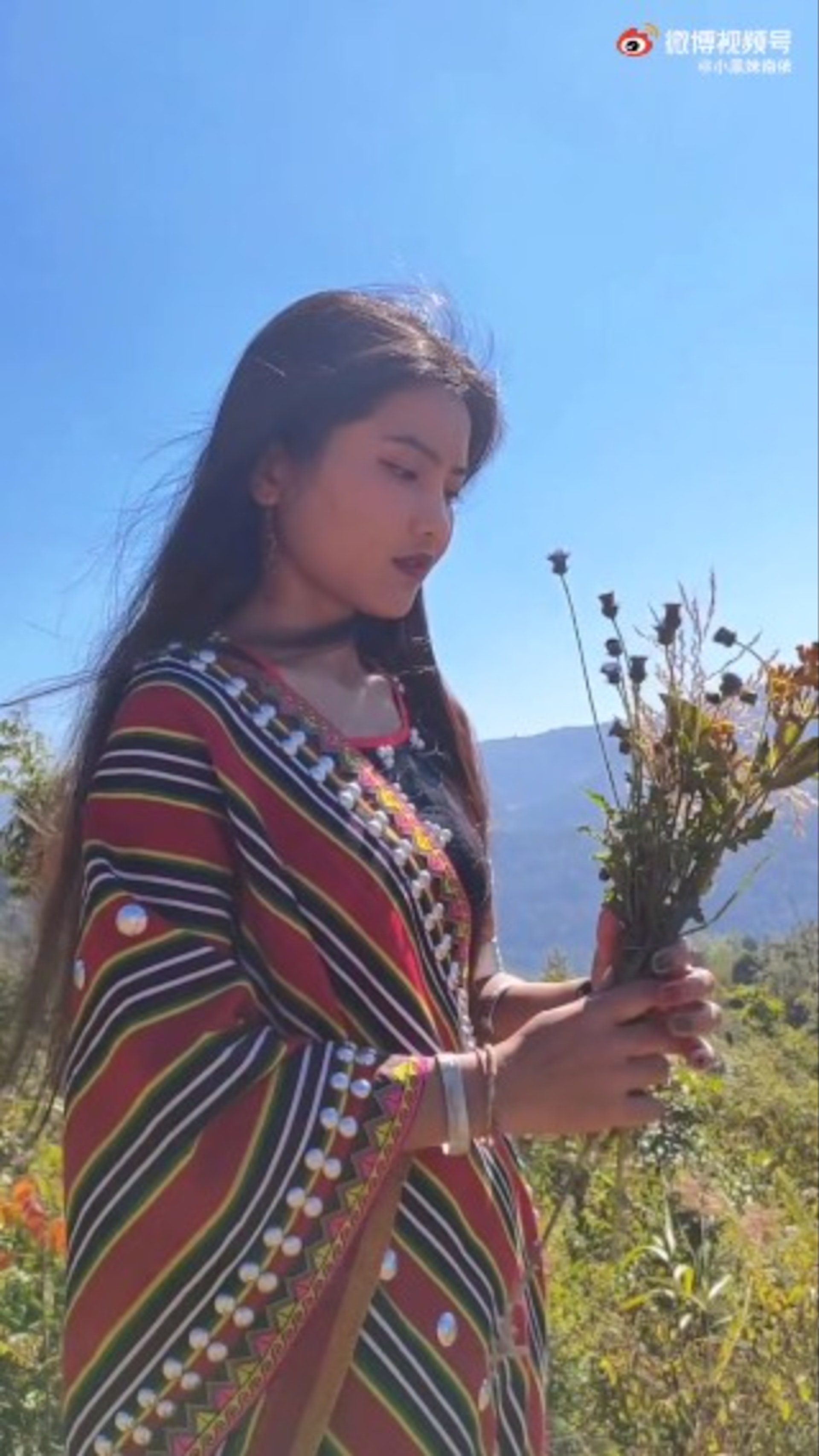 南依是個少數民族女孩,從貧困山區一路考上了中央民族大學,今年還考上了社科院研究生(微博截圖 / @小黑妹南依) 南依是個少數民族女孩,從貧困山區一路考上了中央民族大學,今年還考上了社科院研究生(微博截圖 / @小黑妹南依)