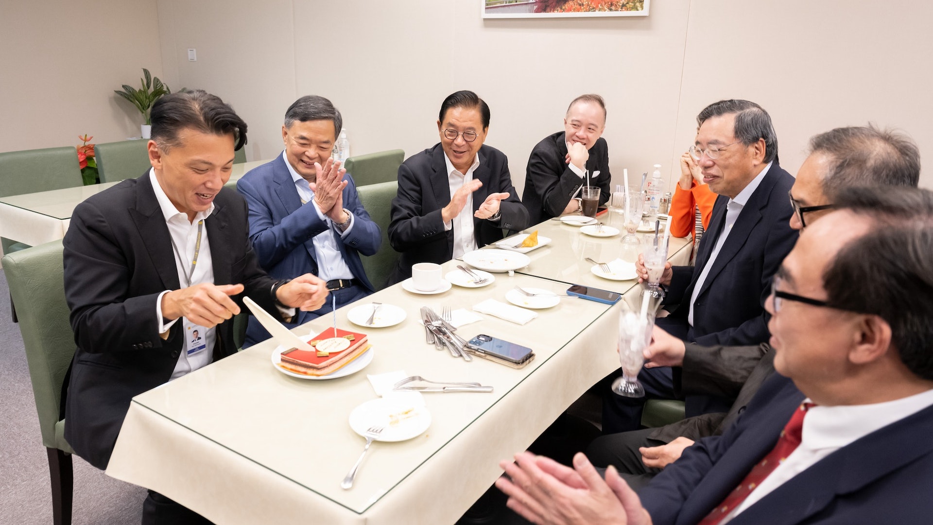 立法會新餐廳試業 梁君彥為黨友陳祖恒驚喜慶生|政壇諸事町 立法會新餐廳試業 梁君彥為黨友陳祖恒驚喜慶生|政壇諸事町