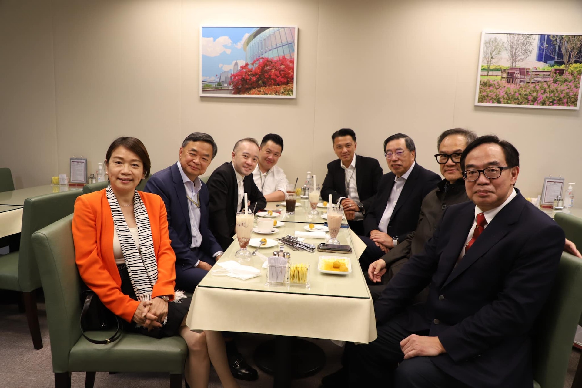 立法會新餐廳開張,多位議員前往光顧。(梁美芬fb圖片) 立法會新餐廳開張,多位議員前往光顧。(梁美芬fb圖片)