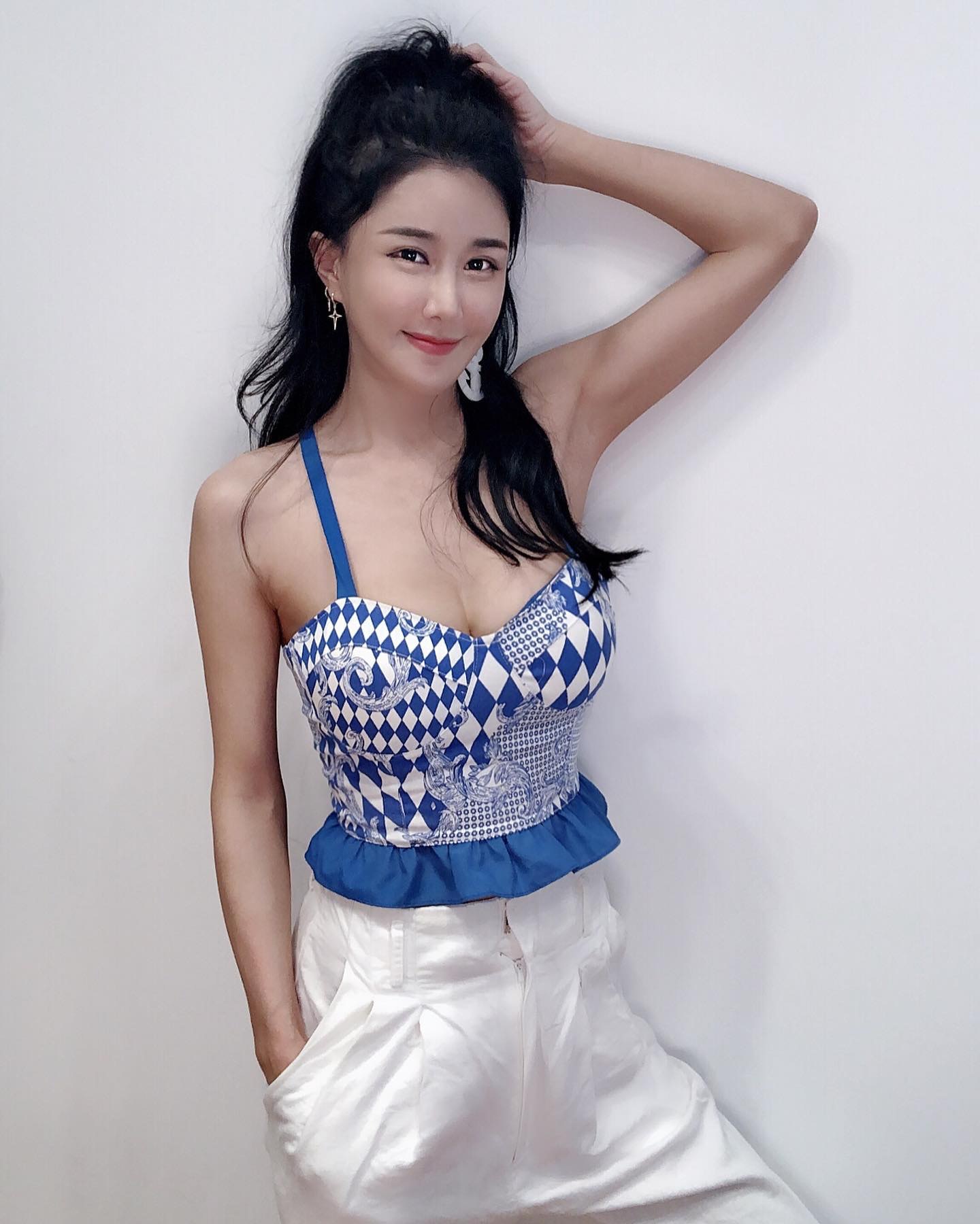 张暖雅饰演「向西」的前女友，拍过《喜爱夜蒲2》及《猛龙特囧》等电影。（微博图片）