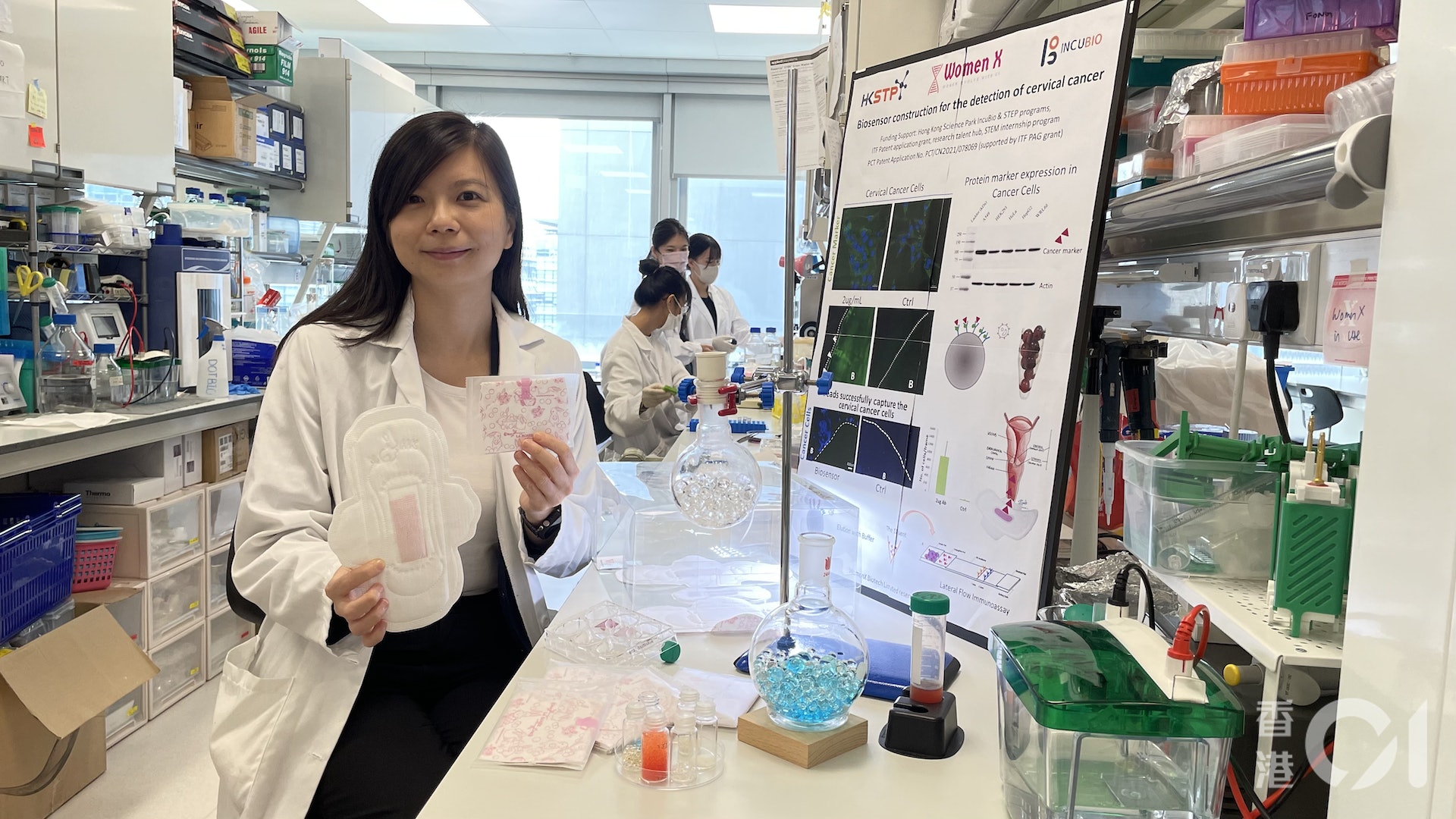 香港中文大學生物化學博士蔡佩樺從美國回港創辦「樺盟生物科技有限公司」（WomenX Biotech），開創一種非入侵性、利用女性月經經血簡易檢測宮頸癌的新技術。（劉夢婷攝）