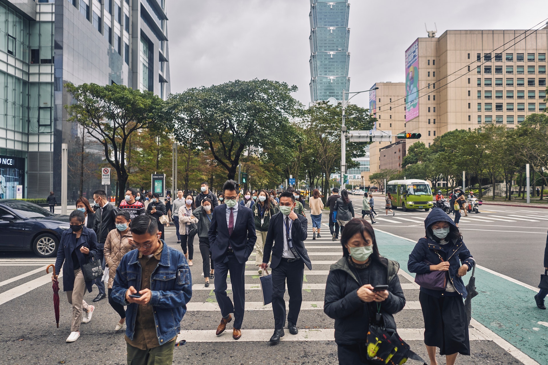 2020年12月2日，台北戴著口罩的行人過馬路。（Getty Images）