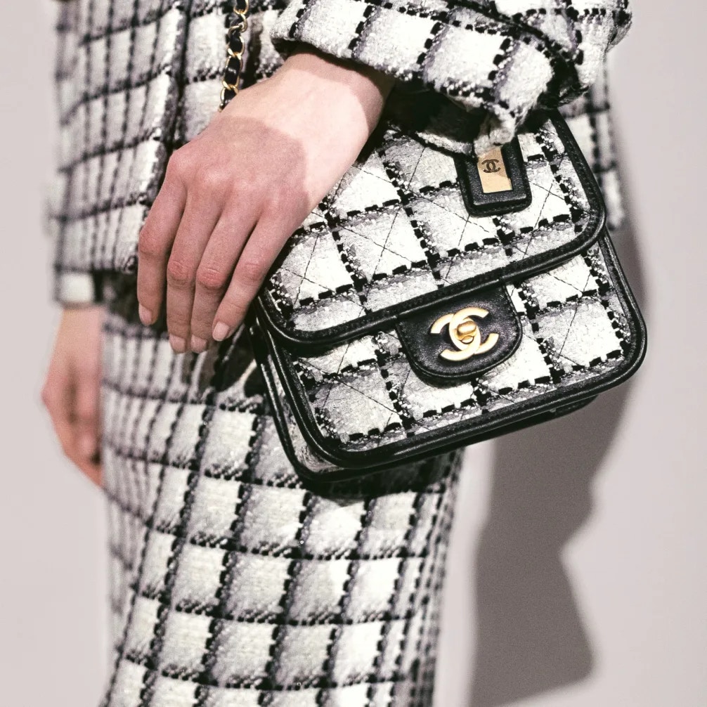 【新品】CHANEL 手袋 Chanel 25小号手袋, 羊毛斜纹软呢与金色金属, 乳白、卡其色