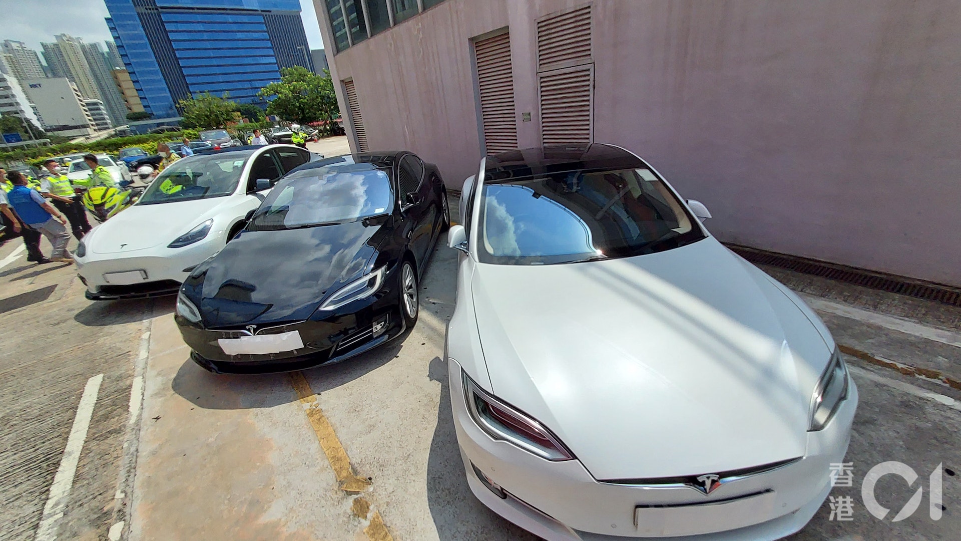 警西九龍打擊白牌車拘3男涉出租私家車作花車用途 警西九龍打擊白牌車拘3男涉出租私家車作花車用途