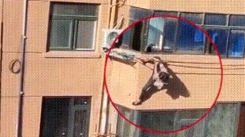 江蘇鹽城一老太誤將窗戶當作家門　懸掛露台外僅靠兩根晾衣桿支撐