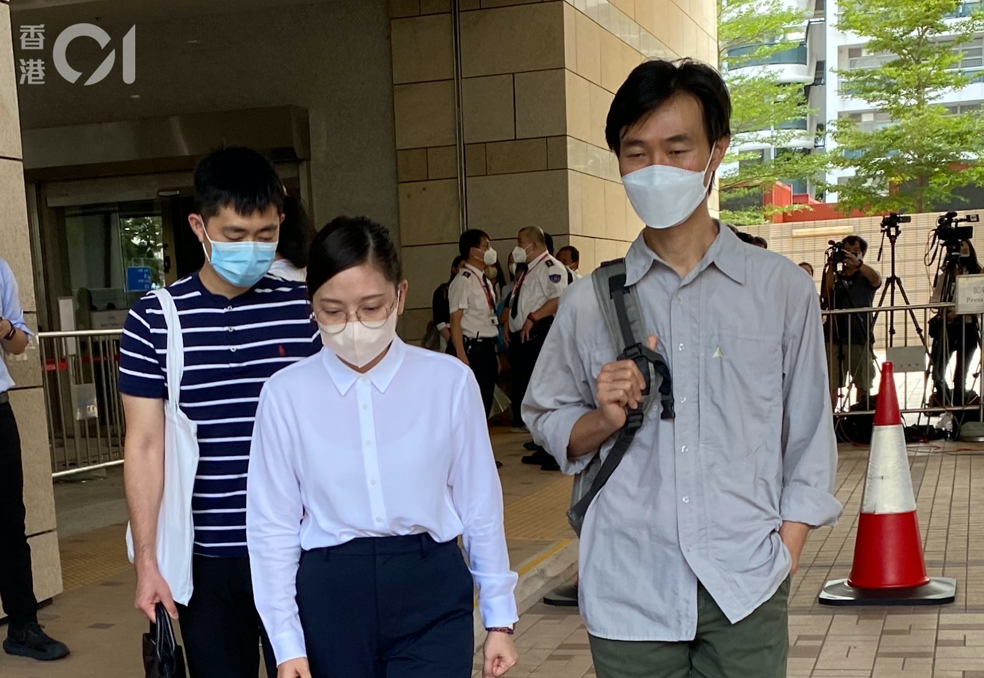 死者葉素欣的胞姊(白衣)聞判後痛哭,她對裁決感滿意,並為姨甥女多謝死因裁判官何俊堯。(朱棨新攝) 死者葉素欣的胞姊(白衣)聞判後痛哭,她對裁決感滿意,並為姨甥女多謝死因裁判官何俊堯。(朱棨新攝)