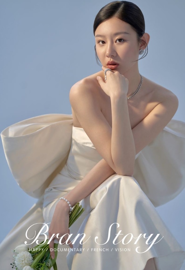 大陸一名美少女「鐵人三項」運動員馮競爽參加一項比賽後勇奪第三名，並把比賽影片上傳至社群平台。不料，她穿著的「超高衩」競技服裝卻引來網友議論，甚至有人認為她穿泳裝比賽，相當不得體。（微博@馮競爽）